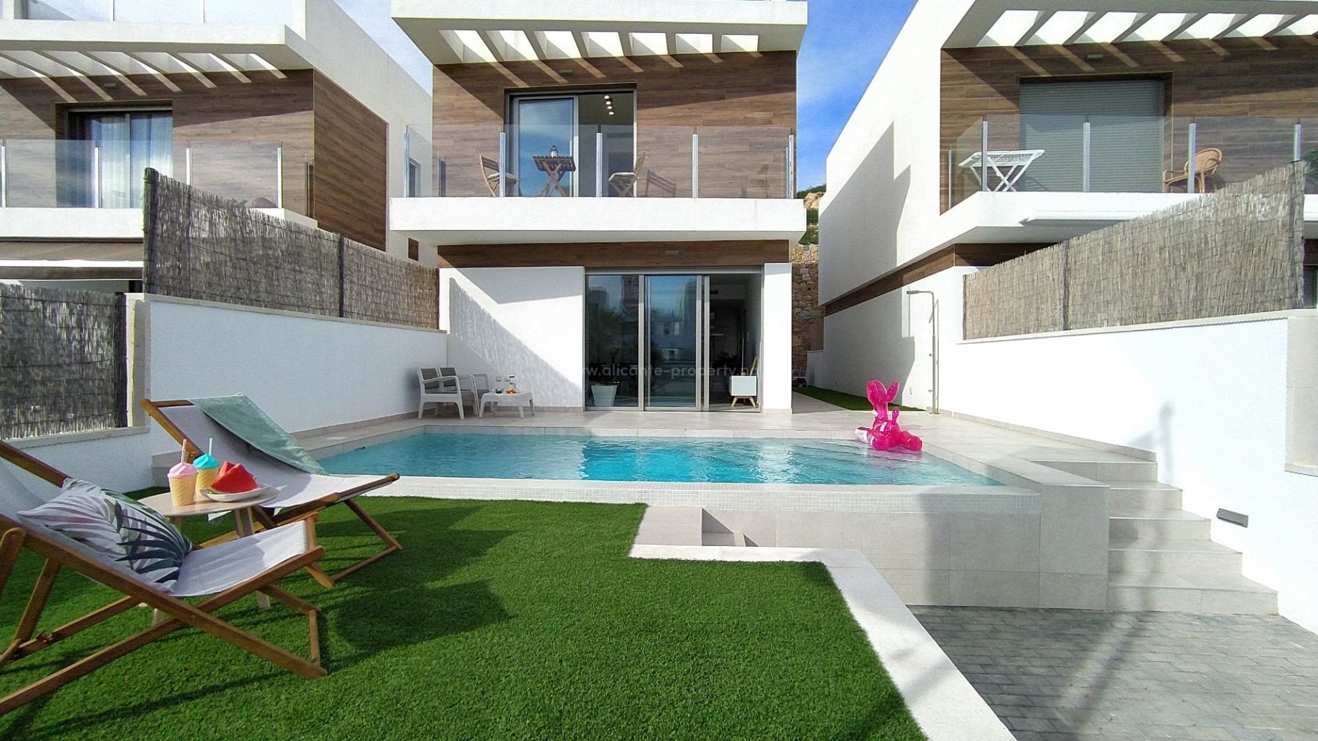 Fantstisk fine villa/hus med 3 soverom og 3 bad i Villamartin, 193 m2 basseng, solarium og hage med utsikt, 5 min til strender, 3 golfbaner i nærheten