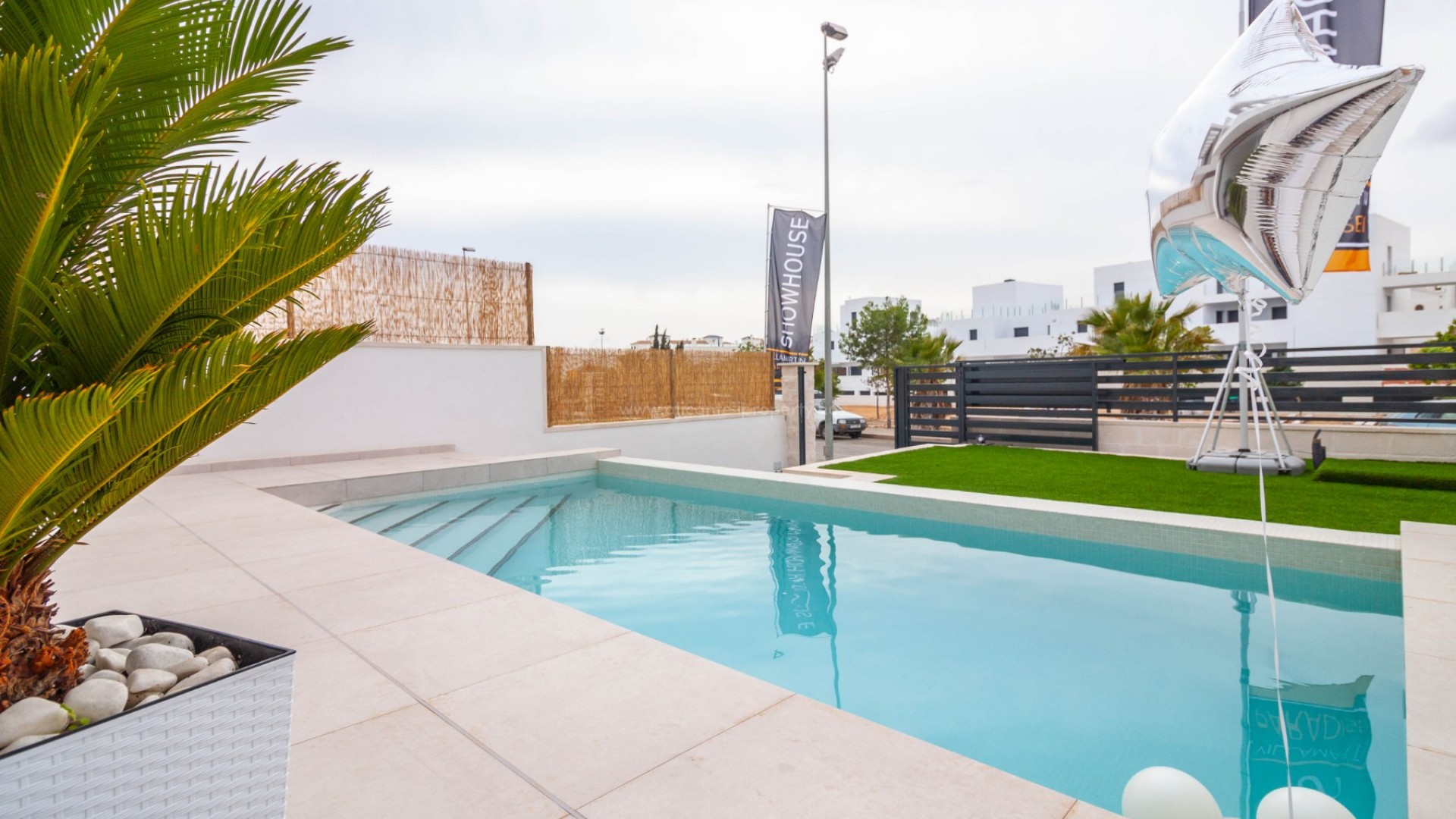 Fantstisk fine villa/hus med 3 soverom og 3 bad i Villamartin, 193 m2 basseng, solarium og hage med utsikt, 5 min til strender, 3 golfbaner i nærheten