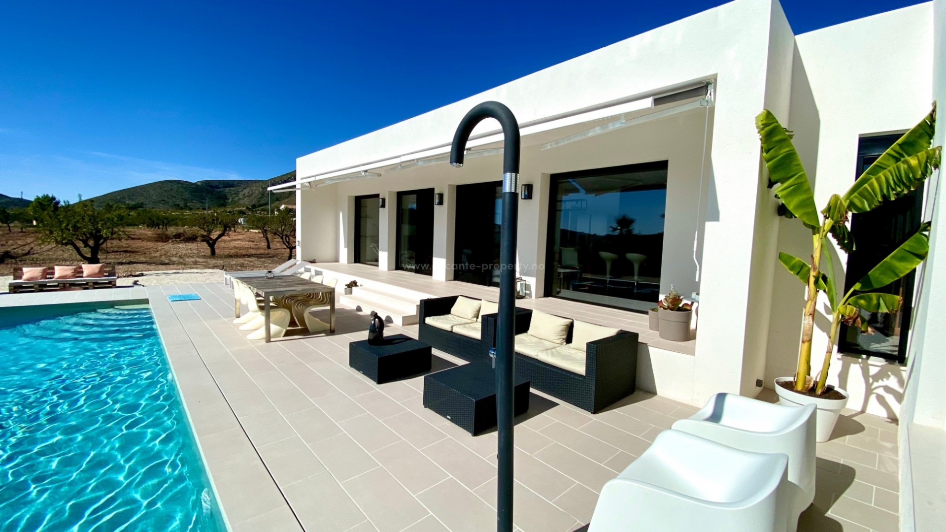 Finca/villa ligger i Hondon de las Nieves i indre av Alicante, 3 soverom og 2 bad, åpen stue / kjøkken og galleri for fasiliteter, 8x4 basseng, terrasser.