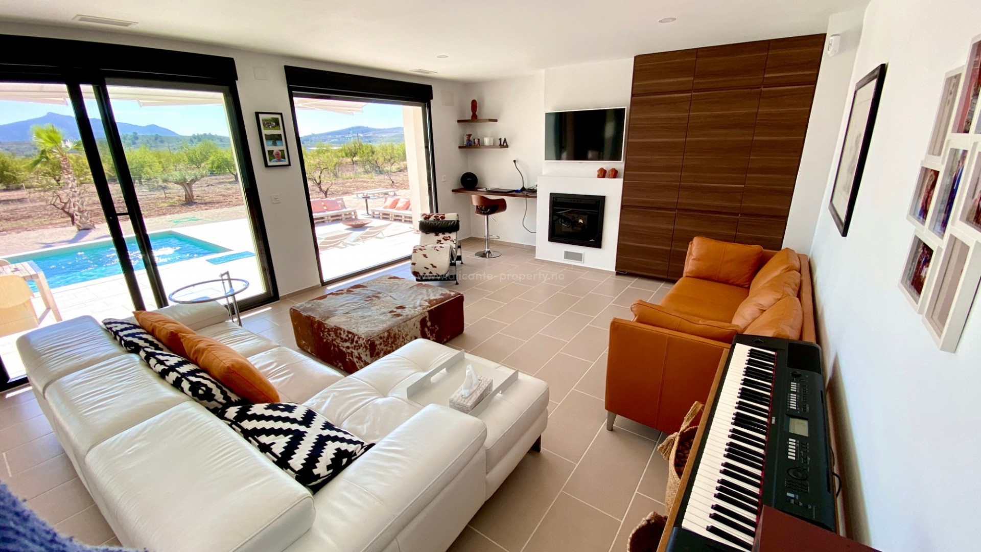 Finca/villa ligger i Hondon de las Nieves i indre av Alicante, 3 soverom og 2 bad, åpen stue / kjøkken og galleri for fasiliteter, 8x4 basseng, terrasser.