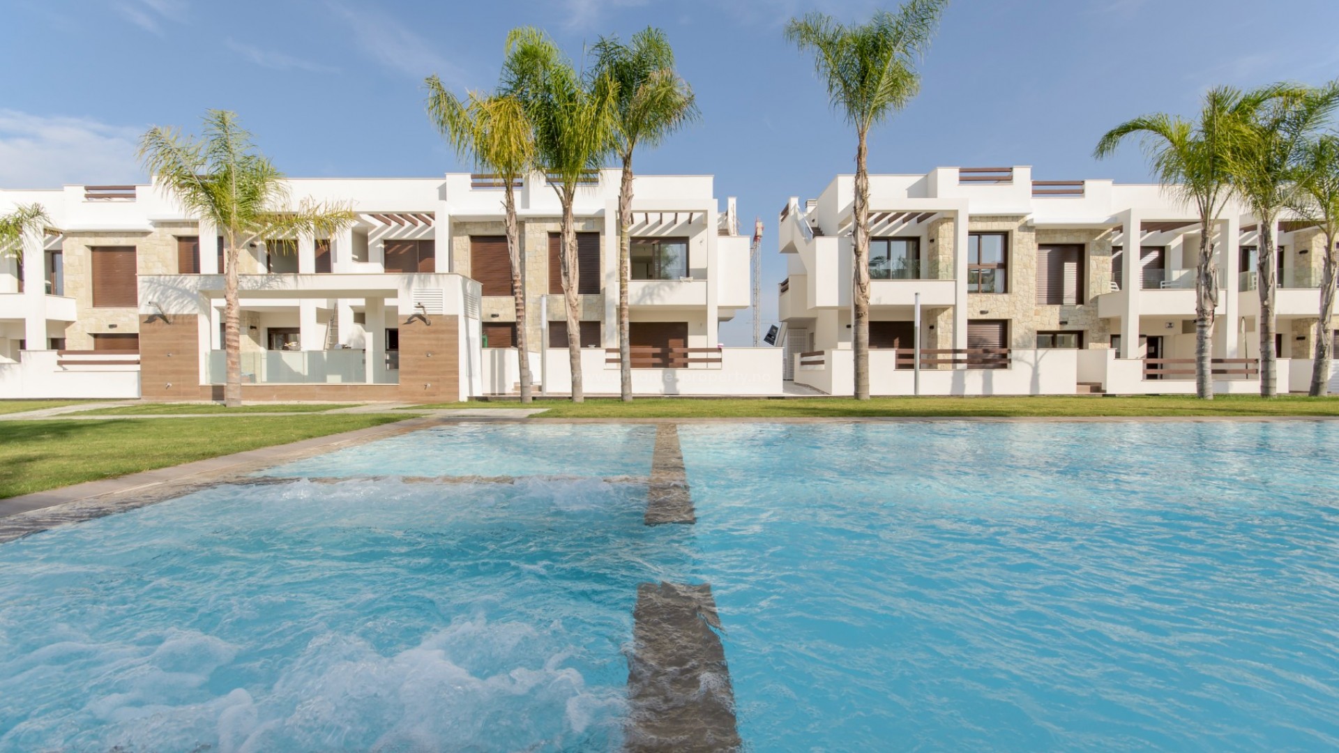Flats in Los Balcones near Torrevieja, 2 bedrooms and 2 bathrooms, views of the salt lake from the penthouses or green areas. Shared pool