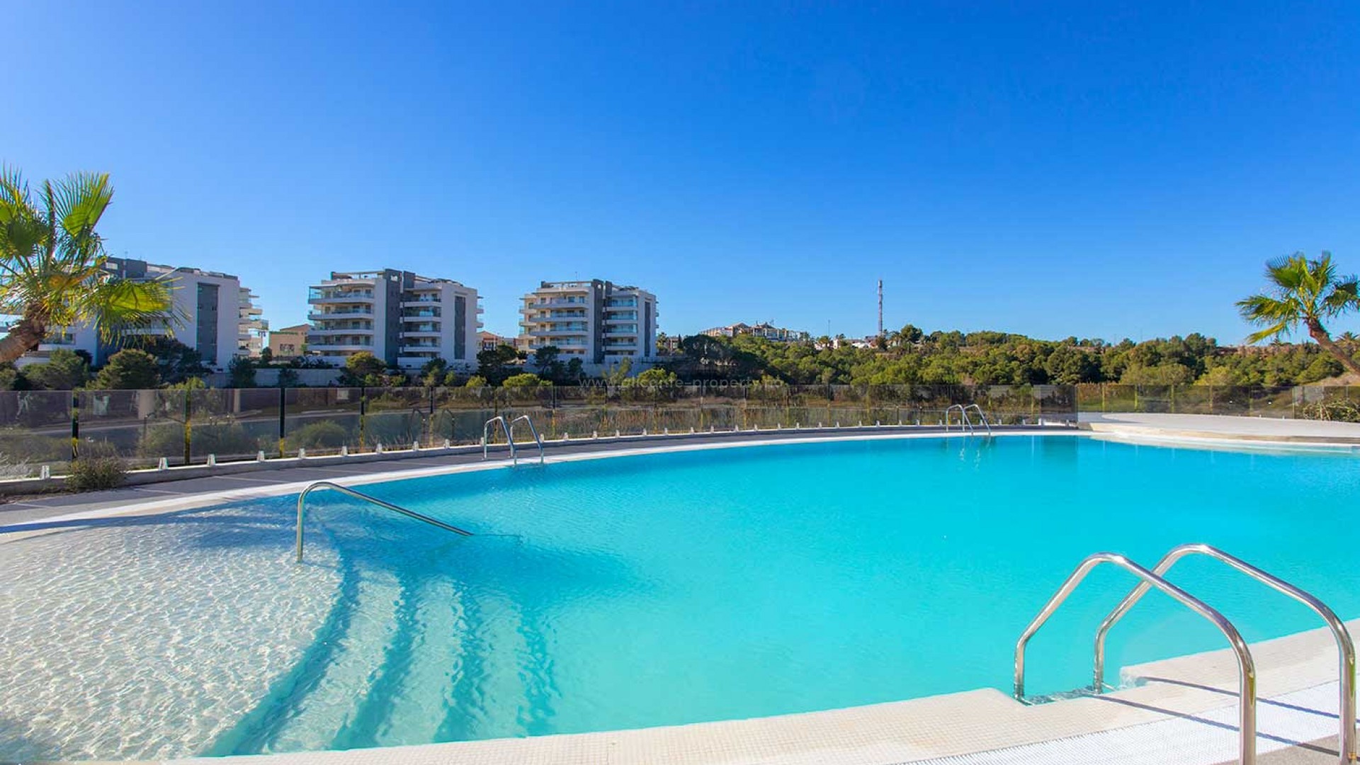 Flotte leiligheter i La Zenia ved 3 golfbaner. Nær strand og Alicantes største kjøpesenter. Leiligheter med 2 store soverom og 2 bad. Flere svømmebassenger