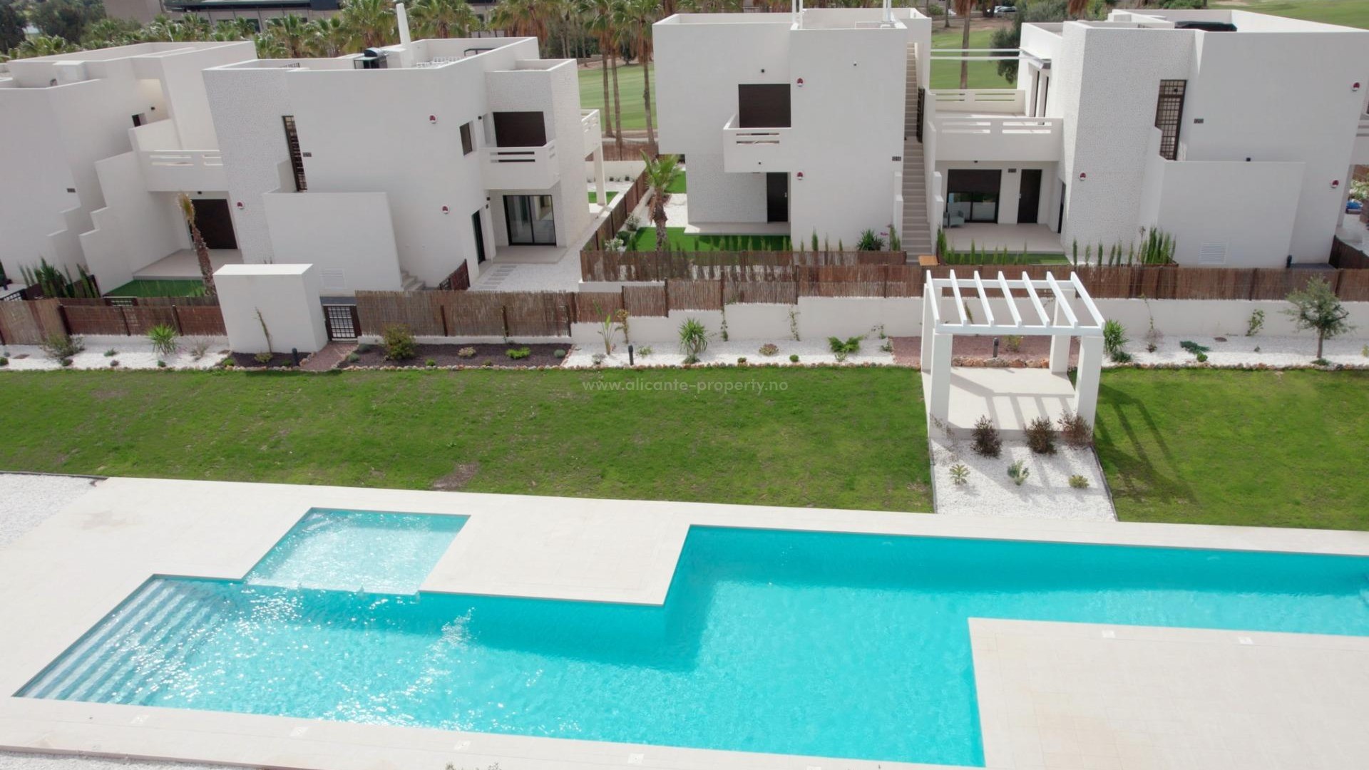 Forskjellige typer nye bungalow, leiligheter og rekkehus i La Finca Golf, 2 soverom og 2 bad, varierer med hage, terrasse, solarium. Felles basseng