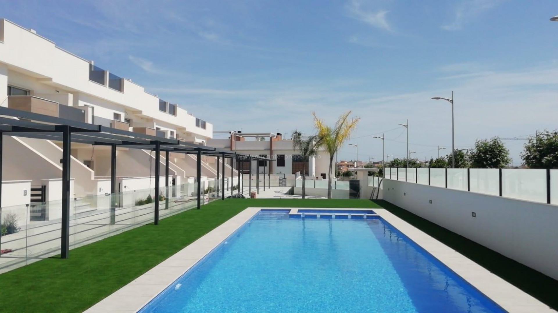Helt nye bungalow-leiligheter i Pilar de La Horadada, 2 soverom, 2 bad, terrasse, privat hage eller toppetasje med privat solarium, felles basseng