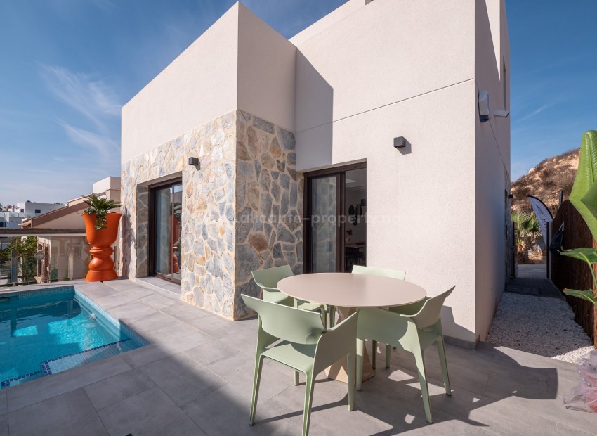 House/villa in Villamartin with 3 bedrooms and 2 bathrooms, private garden and pool. The homes are located by the golf course in Villamartin. 30 minutes from Alicante airport.