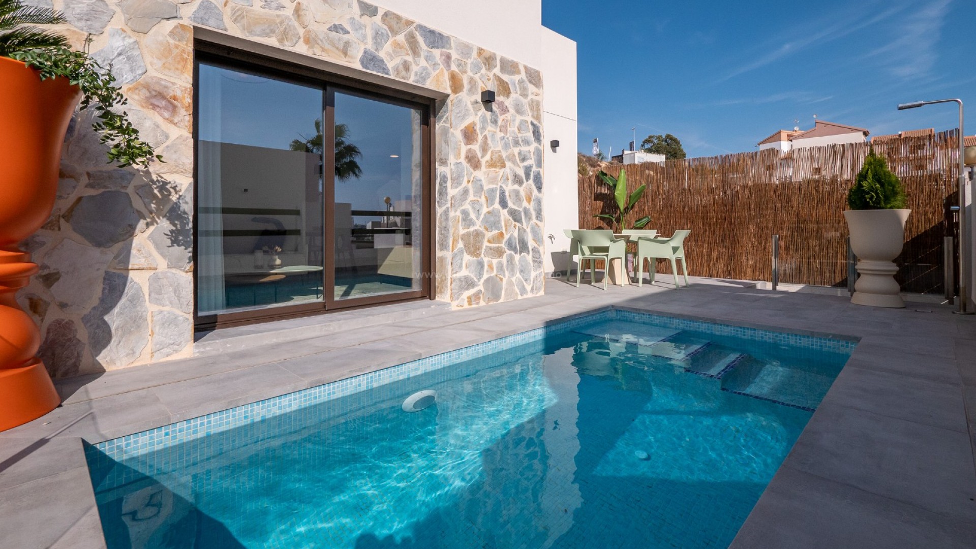 House/villa in Villamartin with 3 bedrooms and 2 bathrooms, private garden and pool. The homes are located by the golf course in Villamartin. 30 minutes from Alicante airport.