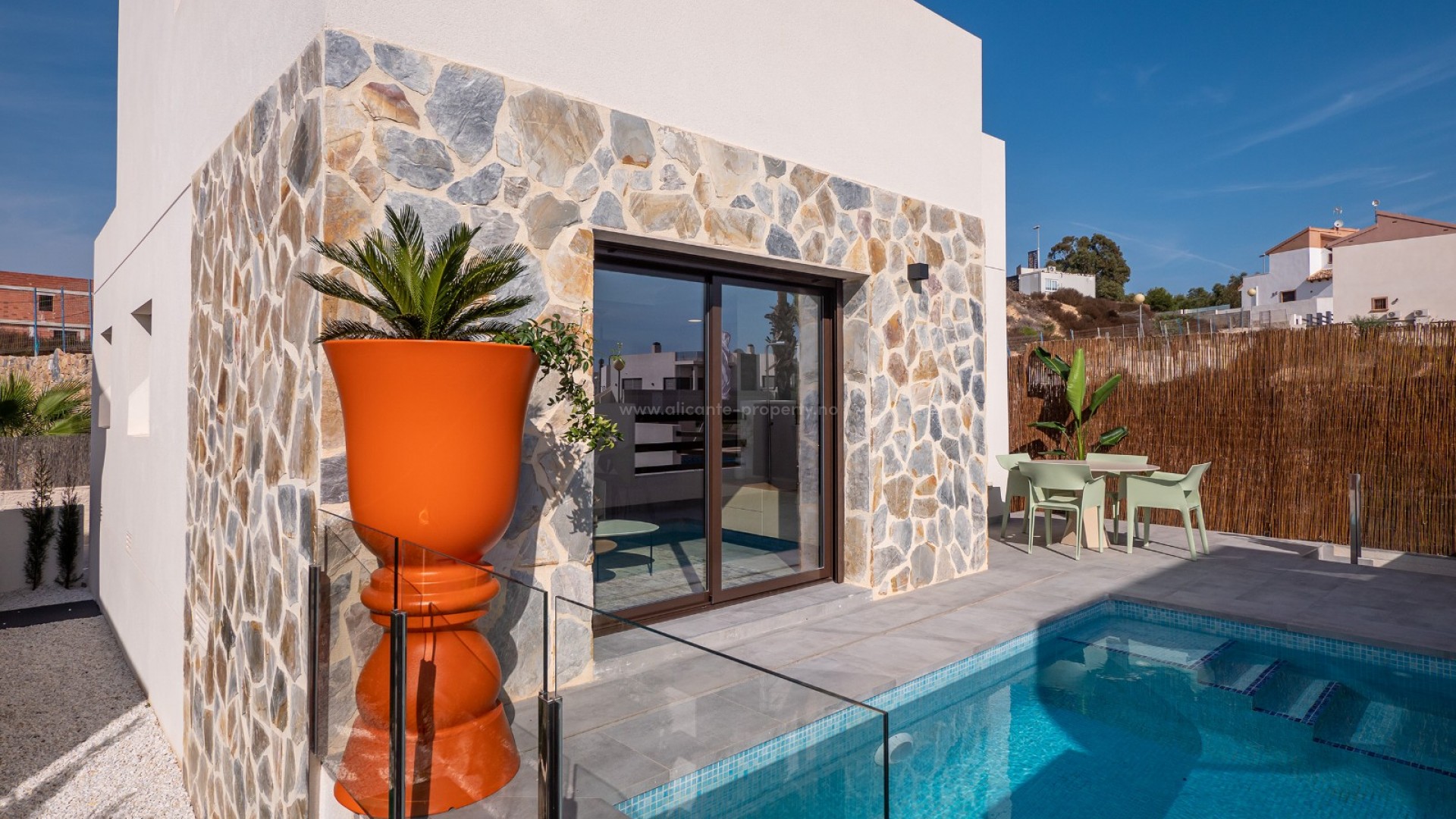 Hus/villa i Villamartin med 3 soverom og 2 bad, privat hage og basseng. Boligene ligger ved golfbanen i Villamartin. 30min fra Alicante flyplass.