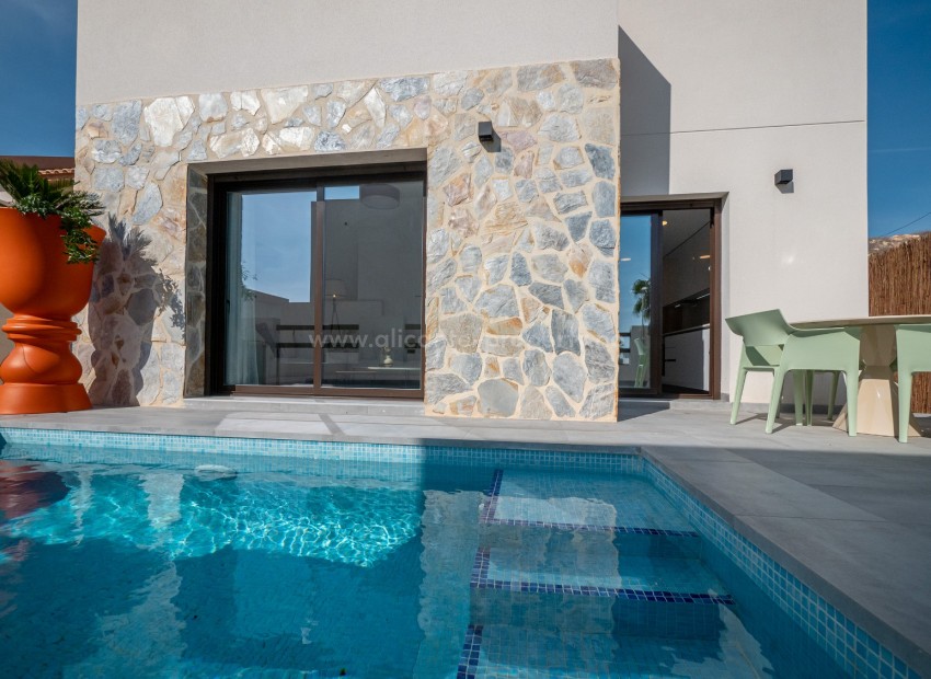 Hus/villa i Villamartin med 3 soverom og 2 bad, privat hage og basseng. Boligene ligger ved golfbanen i Villamartin. 30min fra Alicante flyplass.