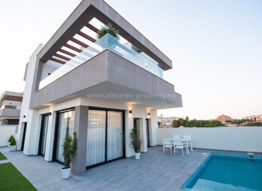 Hus/villaer i Los Montesinos, Alicante,3 soverom, 2 bad,1 toalett, privat basseng, solarium, terrasse. Nær Torrevieja, Guaradamar og golfbaner 