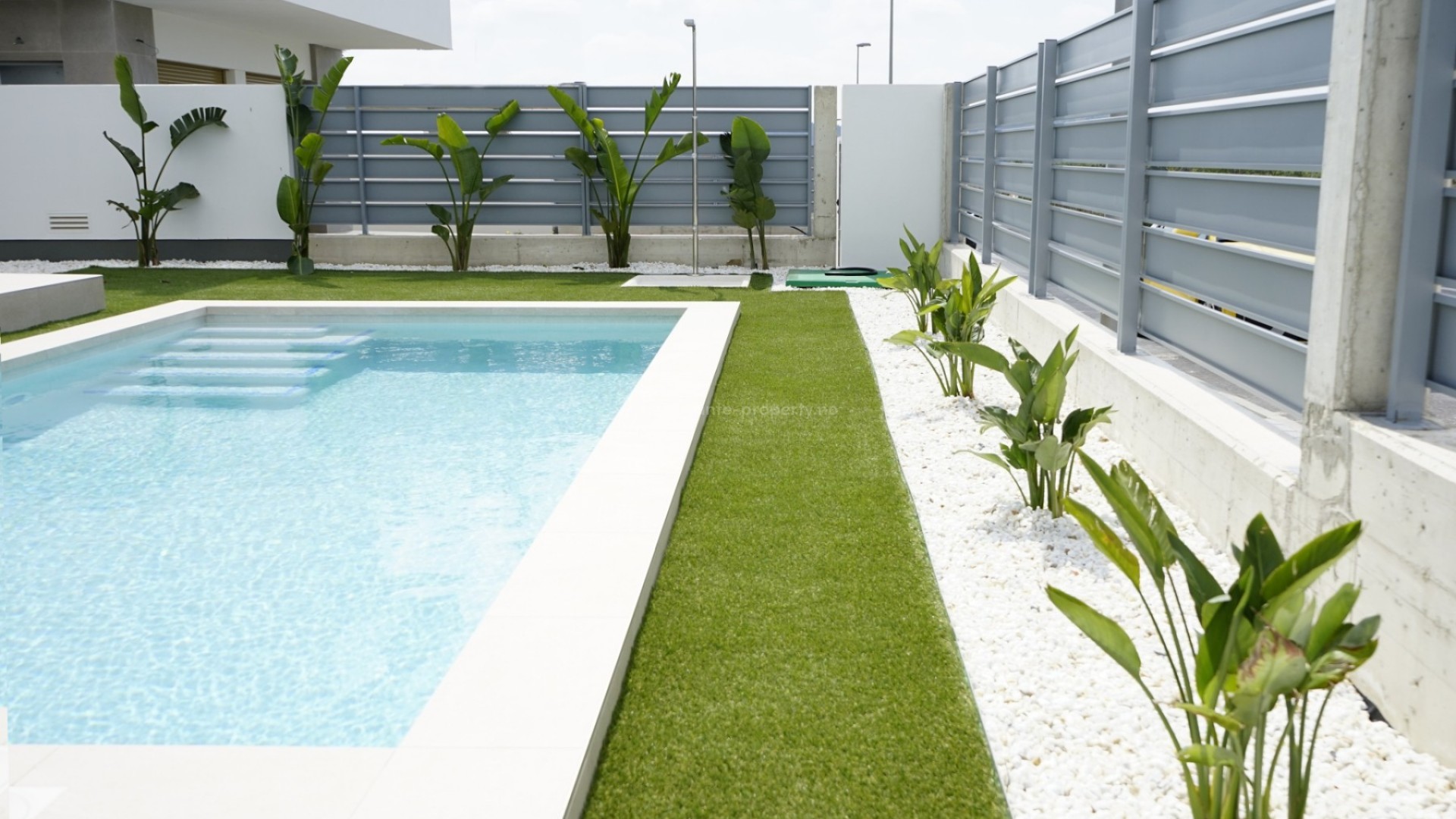 Hus/villaer i Vistabella Golf, Alicante, 3 soverom, 3 bad, stor terrasse, privat hage med basseng. Ligger på praktfull golfbane med alle tjenester.