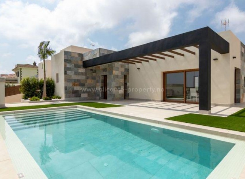 Huset/villaen ligge i Los Altos, 5 minutter til Playa Punta Prima,3 doble soverom, 4 bad, privat basseng, solarium/terrasse. Fint boligområde
