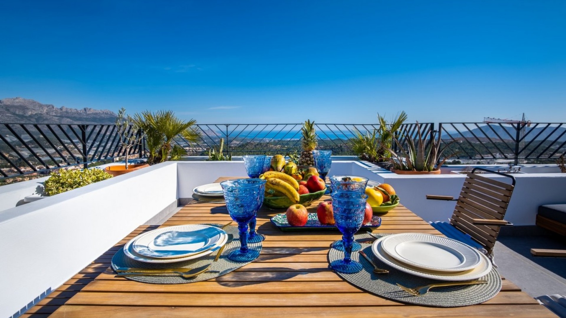 Independent villas with sea views at Polop in the Alicante province, 2/3 bedrooms, 2 bathrooms, communal swimming pool, 10 km from Benidorm and its beaches.