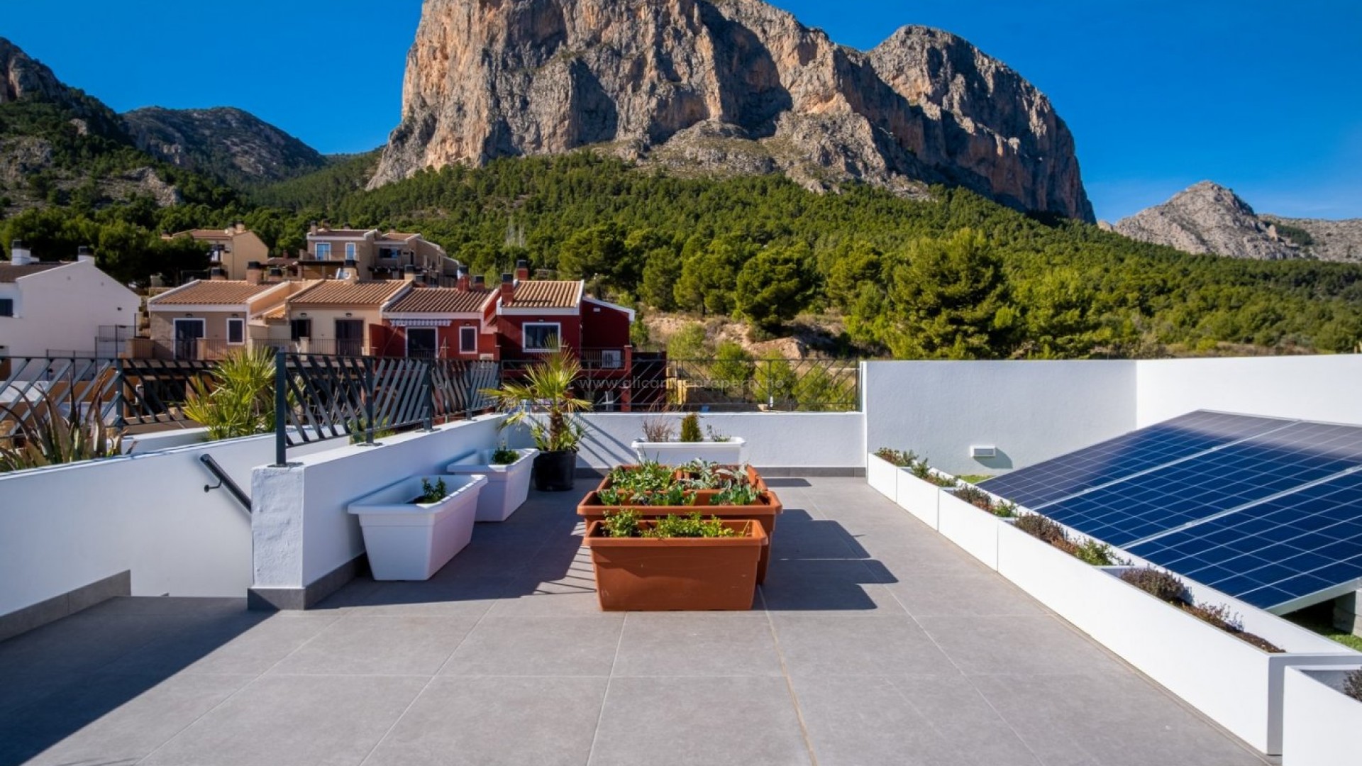 Independent villas with sea views at Polop in the Alicante province, 2/3 bedrooms, 2 bathrooms, communal swimming pool, 10 km from Benidorm and its beaches.