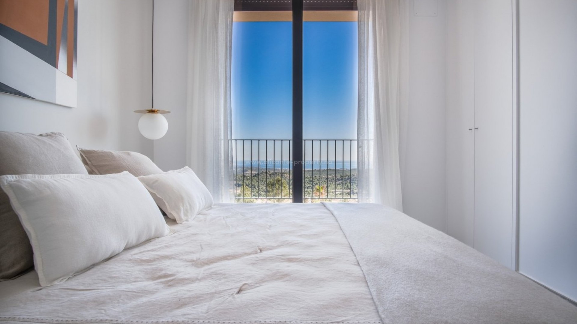 Independent villas with sea views at Polop in the Alicante province, 2/3 bedrooms, 2 bathrooms, communal swimming pool, 10 km from Benidorm and its beaches.