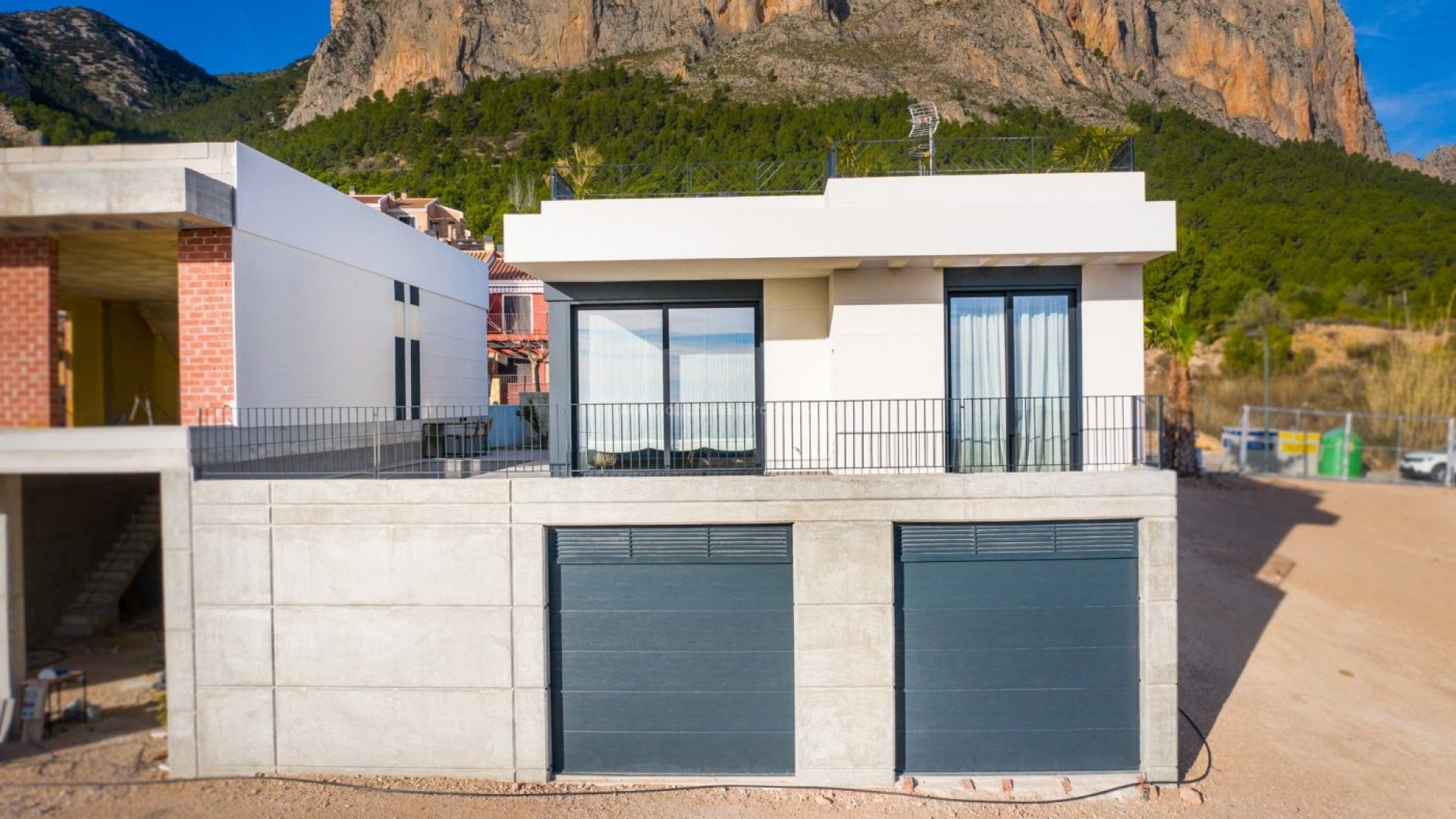 Independent villas with sea views at Polop in the Alicante province, 2/3 bedrooms, 2 bathrooms, communal swimming pool, 10 km from Benidorm and its beaches.