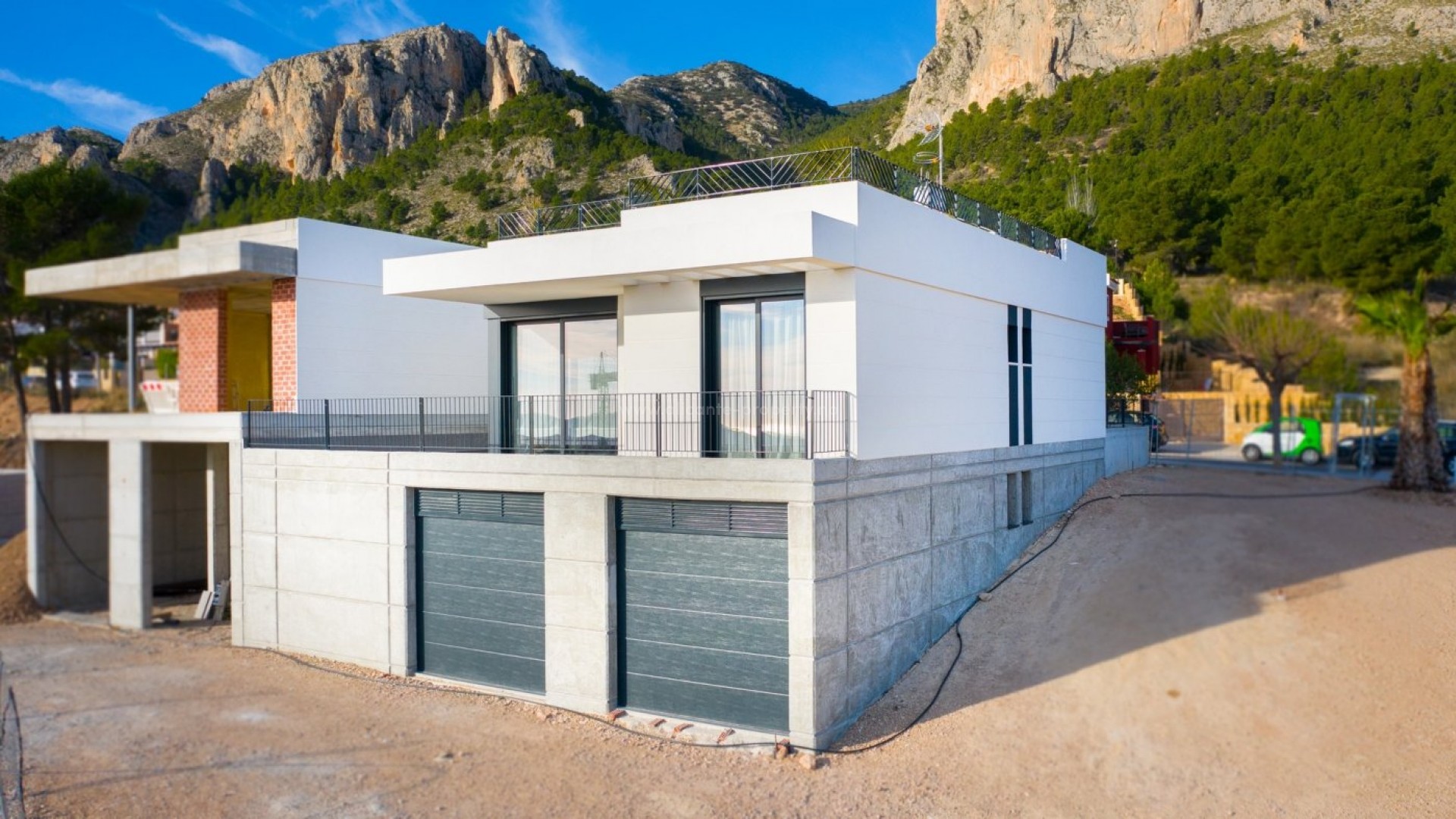 Independent villas with sea views at Polop in the Alicante province, 2/3 bedrooms, 2 bathrooms, communal swimming pool, 10 km from Benidorm and its beaches.