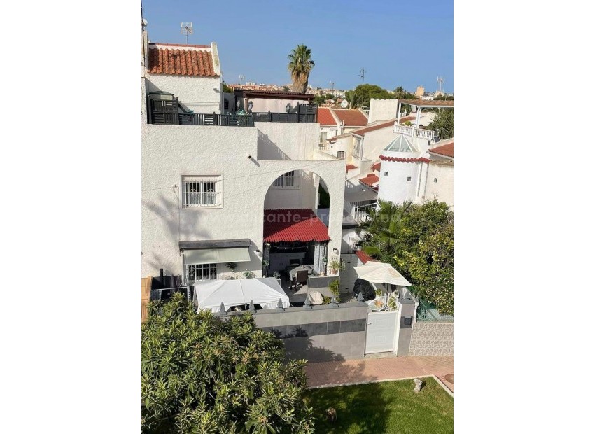 Investerings-bolig i Spania, equity release bungalow/tomannsbolig i Torrevieja, Alicante,3 soverom, 2 bad, felles basseng, 2 solarium og åpen terrasse