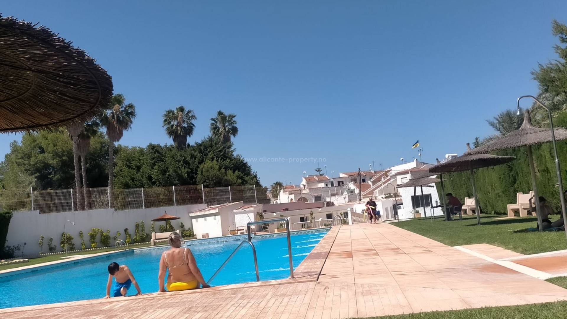 Investerings-bolig i Spania, equity release bungalow/tomannsbolig i Torrevieja, Alicante,3 soverom, 2 bad, felles basseng, 2 solarium og åpen terrasse