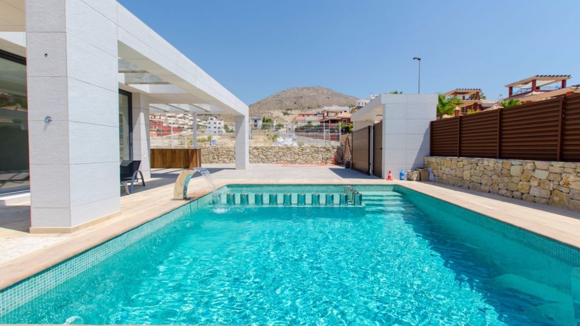 Large modern villa/house In Balcon de Finestrat, Benidorm, 4 bedrooms, 4 bathrooms, large plot with private pool, great distant sea views