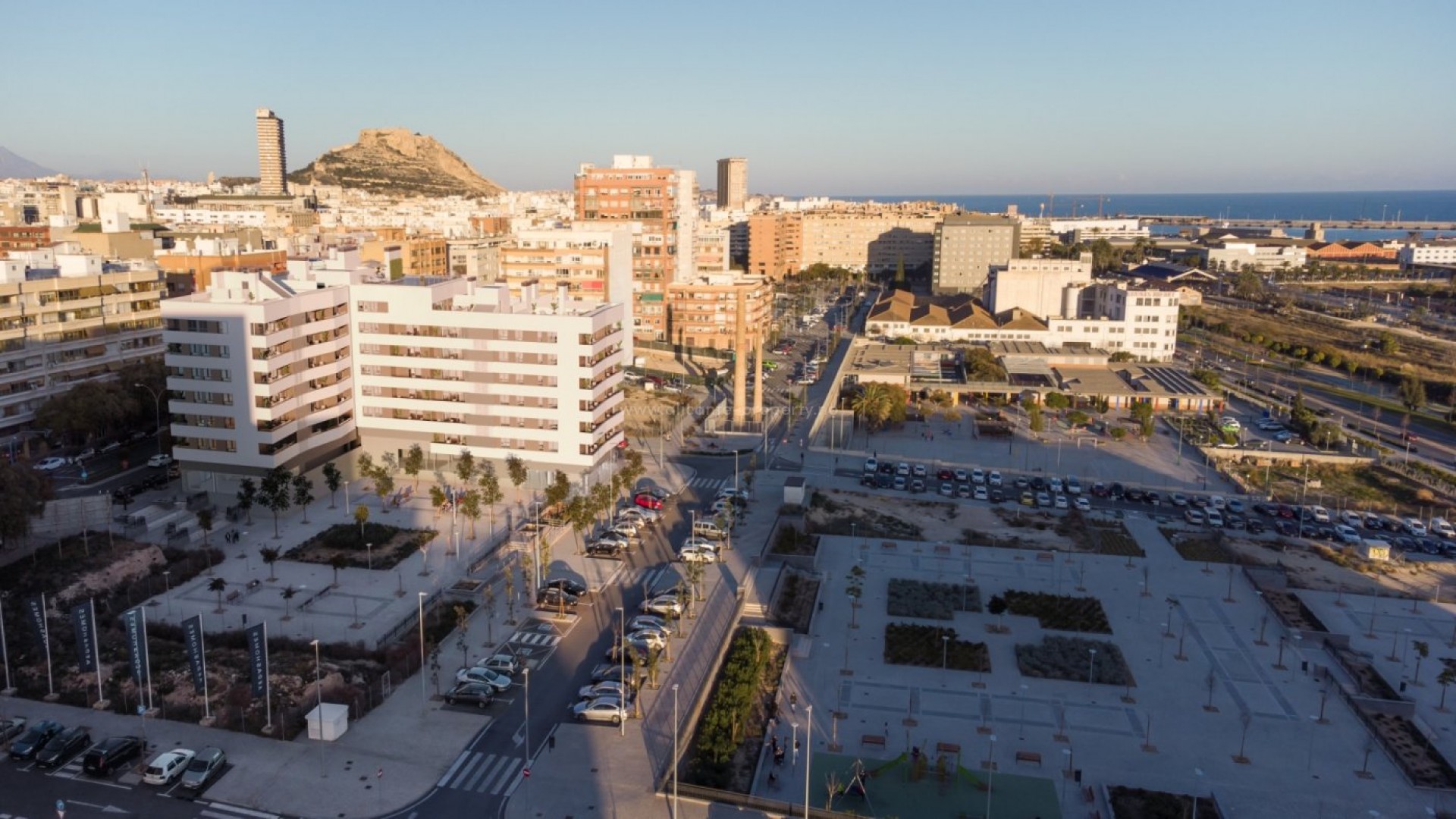 Leiligheter i Alicante by, 2/3 soverom, 2 bad, takterrasse med fantastisk havutsikt, treningsstudio  og garasje i boligkomplekset. Nær sentrum
