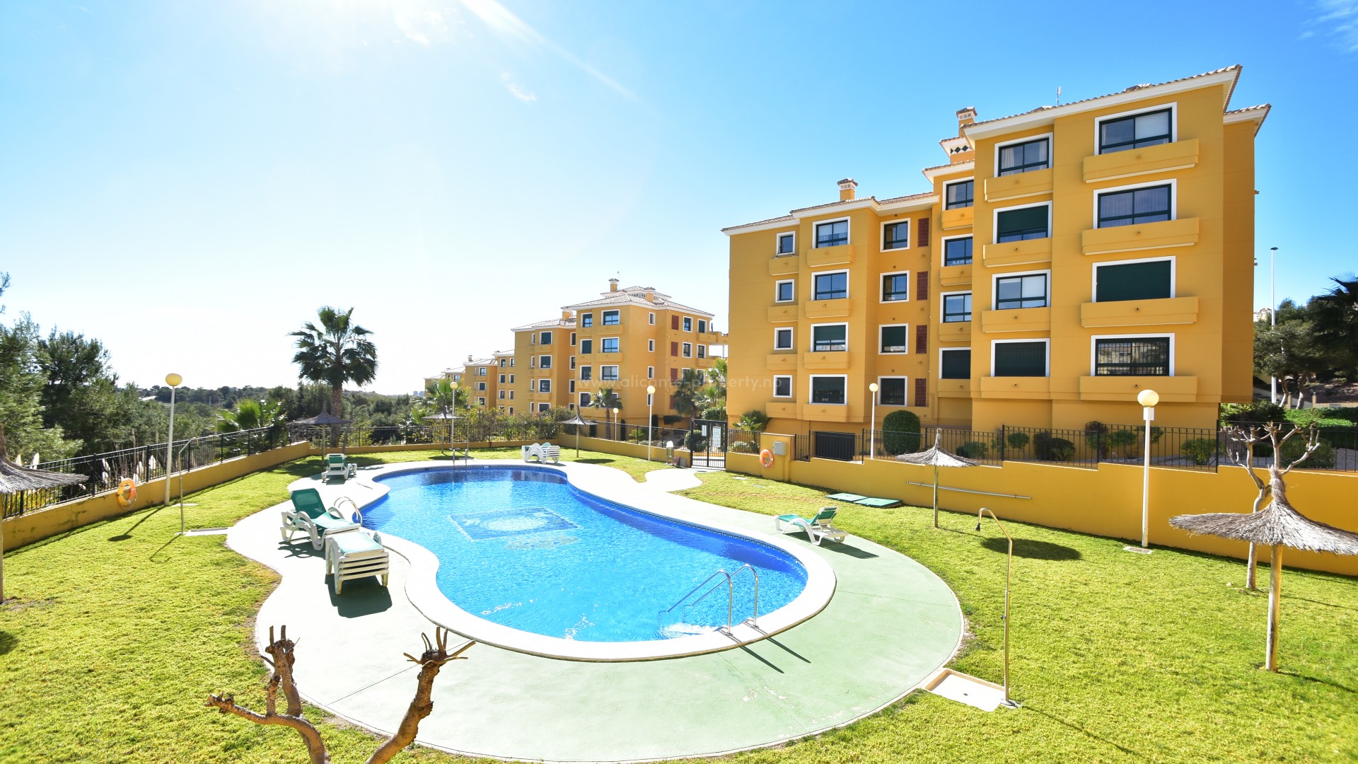Leilightene til salgs ligger i Lomas de Campoamor, Orihuela Costa, 2 soverom og 2 bad. nær strand om golfbaner. felles svømmebasseng.