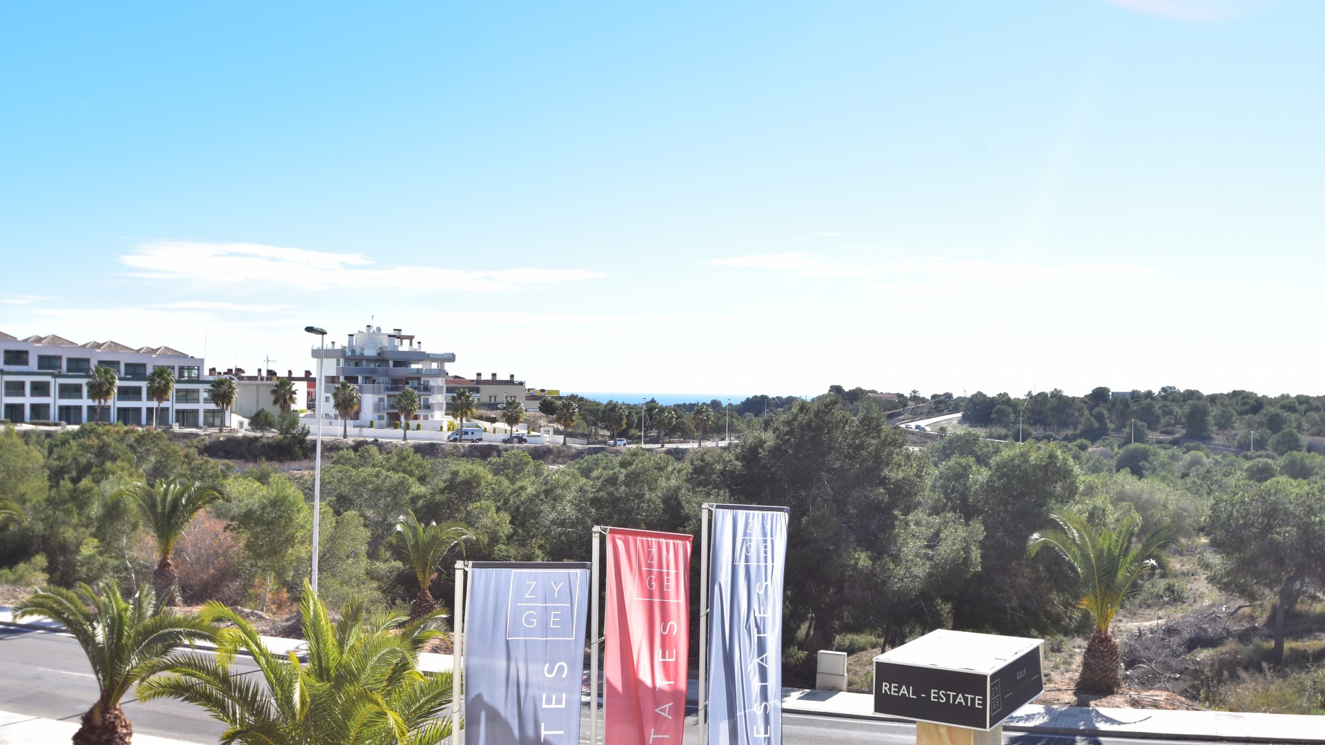 Leilightene til salgs ligger i Lomas de Campoamor, Orihuela Costa, 2 soverom og 2 bad. nær strand om golfbaner. felles svømmebasseng.