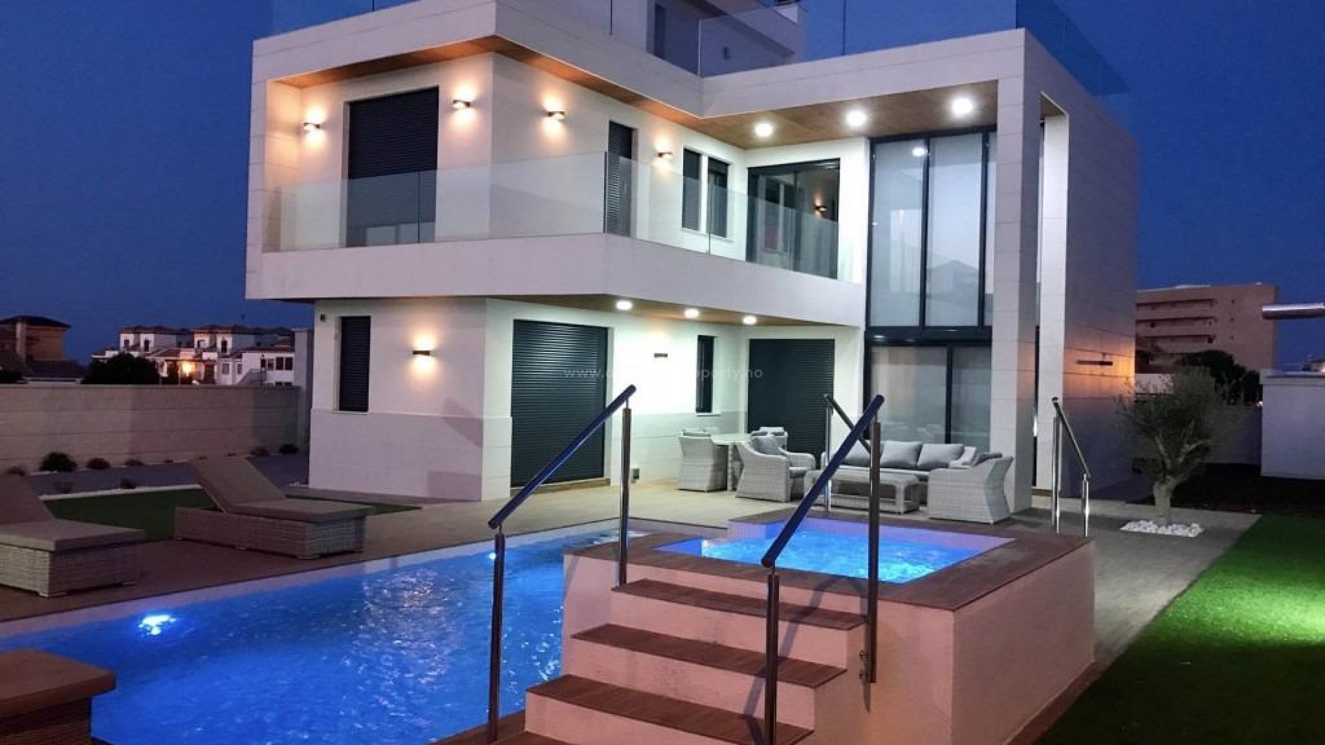 Luksuriøse villaer/hus i badebyen Campoamor på Orihuela Costa, 700m fra strand, 3 soverom, 3 bad. Nær 4 mesterskaps-golfbaner og resorter.