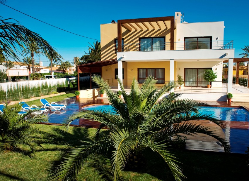 Luksus-eiendom med  villa/hus i Cabo Roig, Orihuela Costa,754 m2 og tomt på 1681m2 3 etasjer, 5 soverom, 7 bad, stor stue med peis, bar, badstue, lekeplass