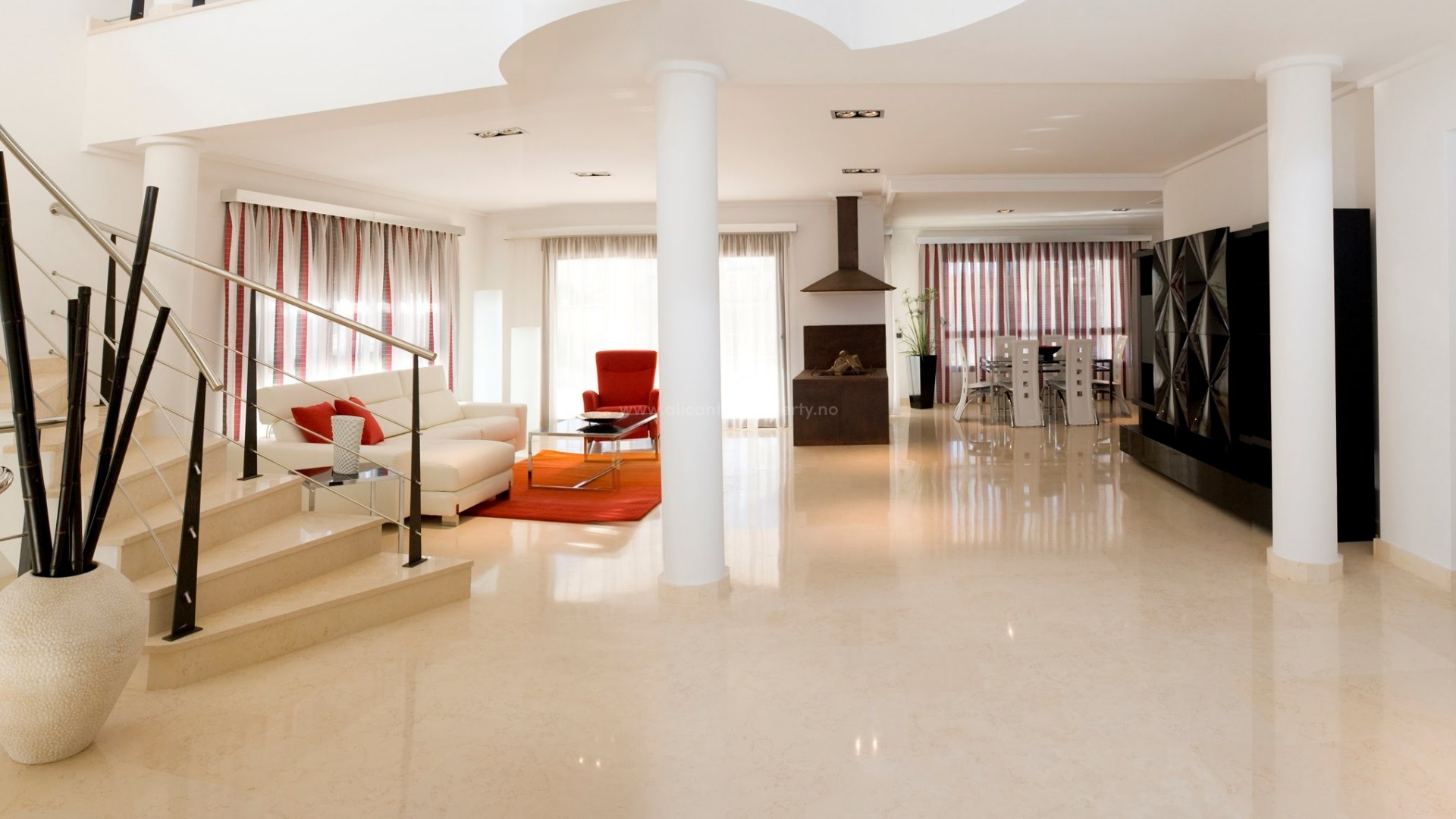 Luksus-eiendom med  villa/hus i Cabo Roig, Orihuela Costa,754 m2 og tomt på 1681m2 3 etasjer, 5 soverom, 7 bad, stor stue med peis, bar, badstue, lekeplass