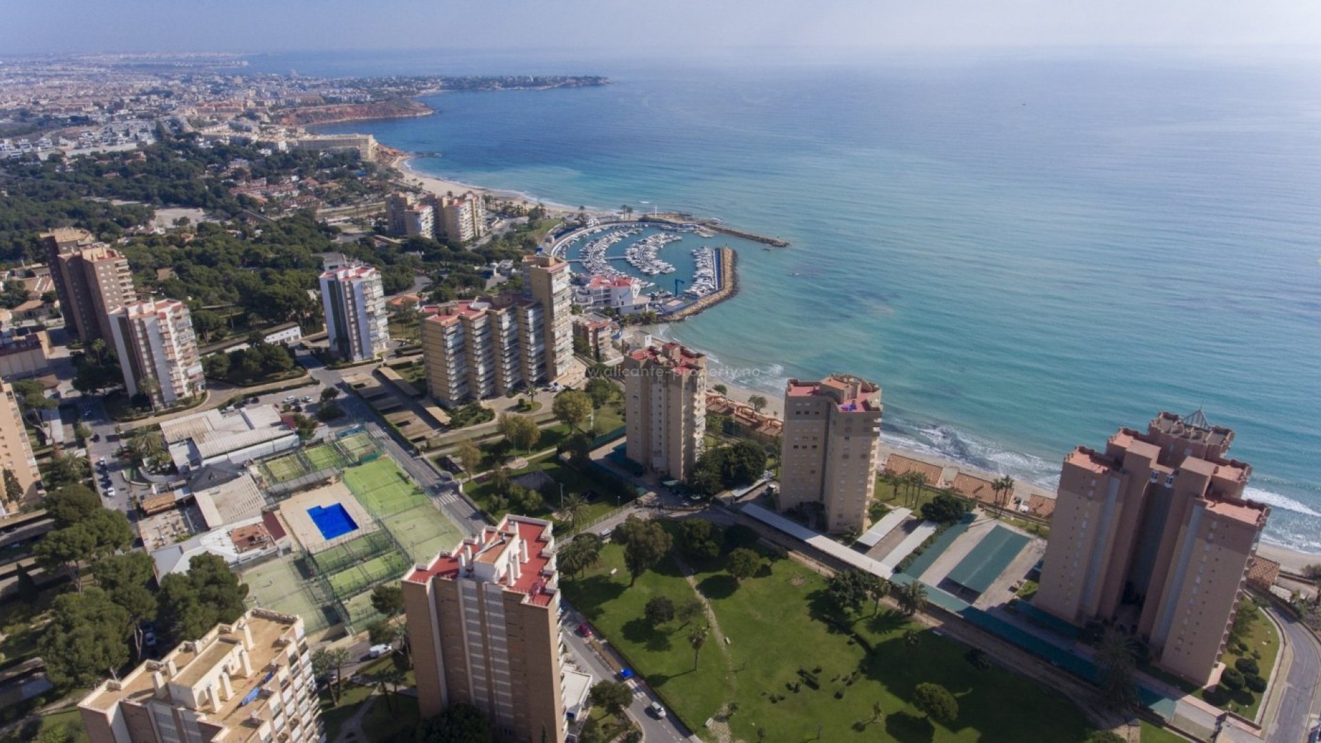 Luksus-leiligheter ved sjøen og La Glea-stranden i Campoamor, 3 soverom, 2 bad, oppvarmet innendørsbasseng, stor terrasse og fin felles hage.