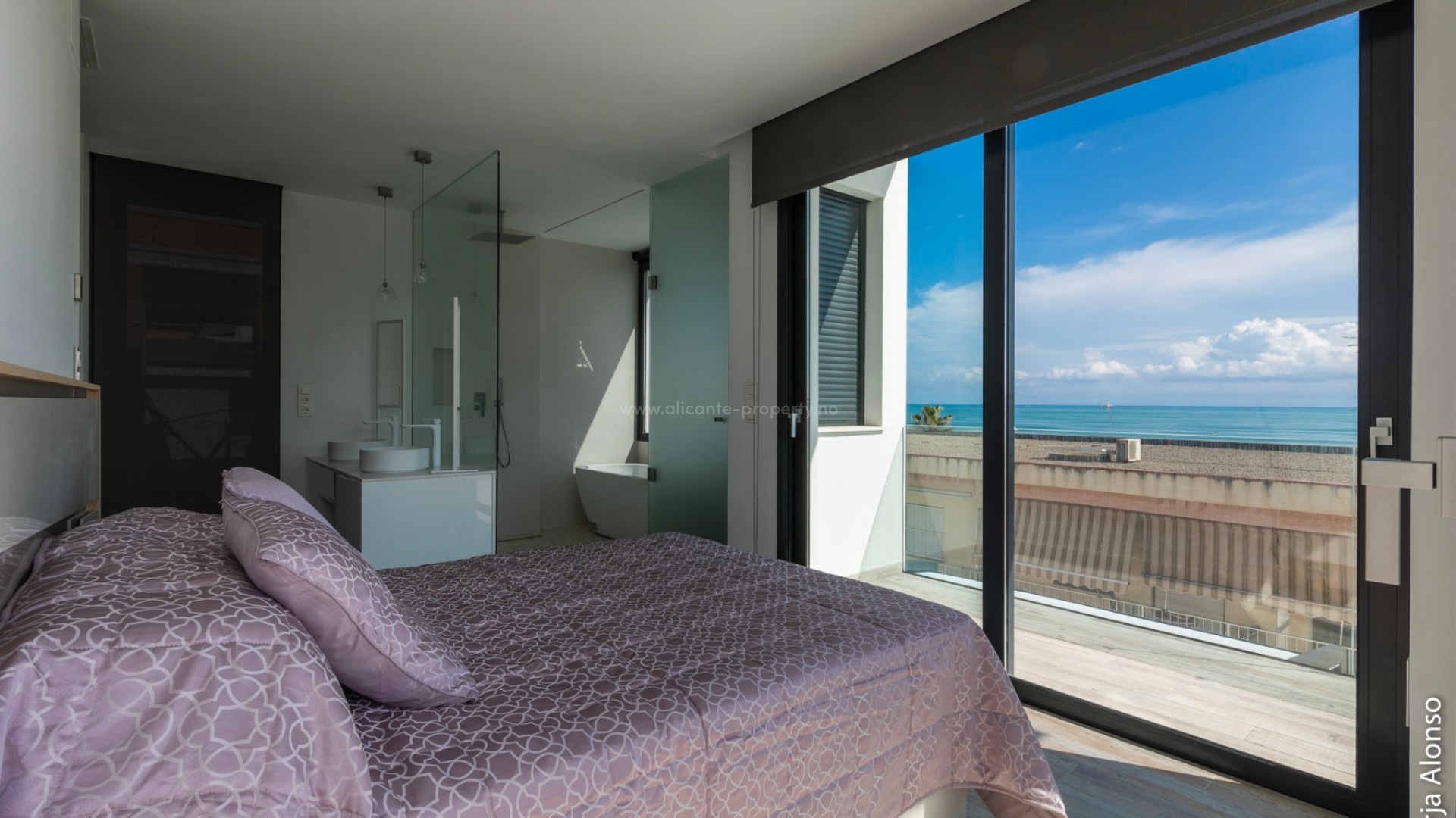 Luksus-villa 283 m2 i Guardamar del Segura m/uslåelig utsikt, 2min fra strand, 3 soverom og 3 bad, privat hage med basseng, en kjeller og et solarium 