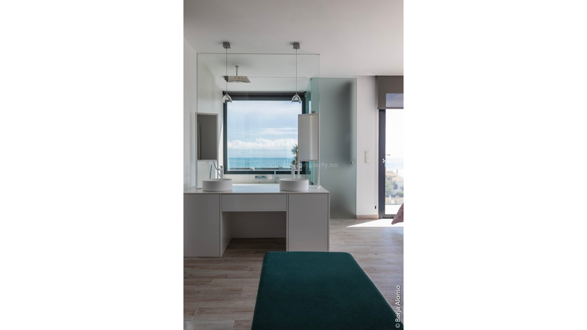 Luksus-villa 283 m2 i Guardamar del Segura m/uslåelig utsikt, 2min fra strand, 3 soverom og 3 bad, privat hage med basseng, en kjeller og et solarium