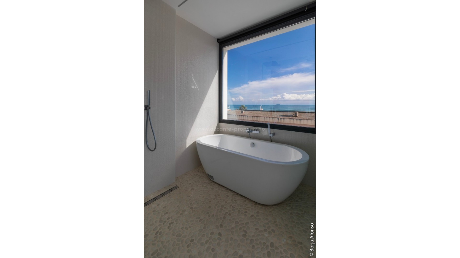 Luksus-villa 283 m2 i Guardamar del Segura m/uslåelig utsikt, 2min fra strand, 3 soverom og 3 bad, privat hage med basseng, en kjeller og et solarium