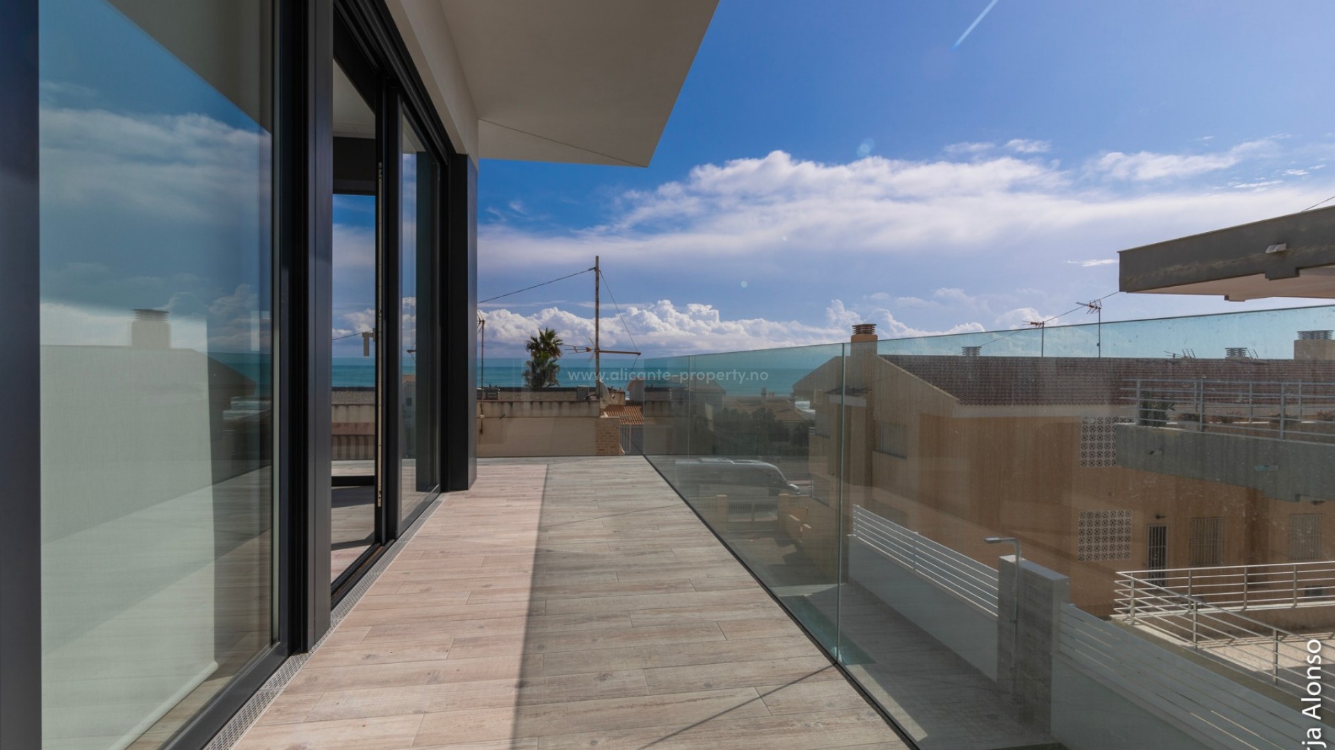 Luksus-villa 283 m2 i Guardamar del Segura m/uslåelig utsikt, 2min fra strand, 3 soverom og 3 bad, privat hage med basseng, en kjeller og et solarium 