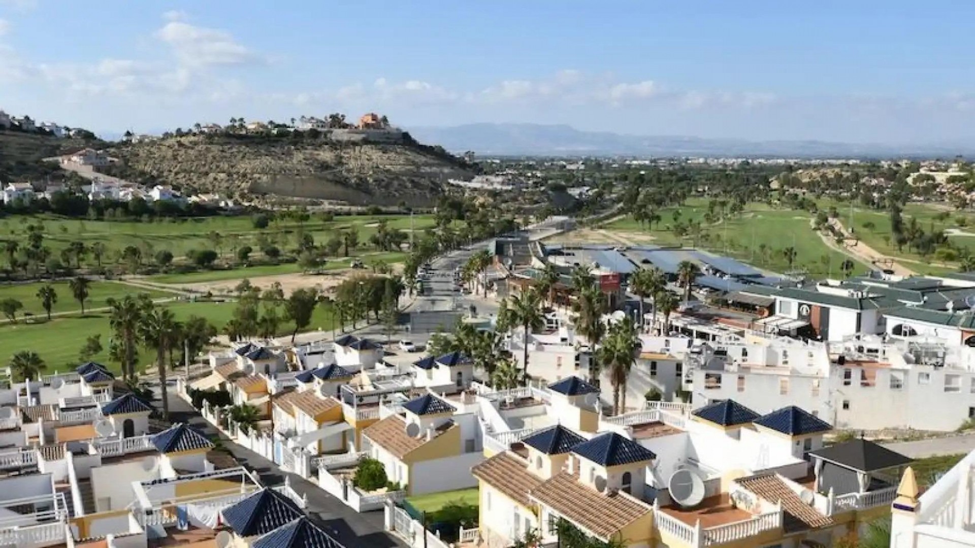 Luksus-villa i Ciudad Quesada med 3 soverom og 3 bad på et plan, basseng, hage og stort solarium og parkeringsplass. Nær golfbaner
