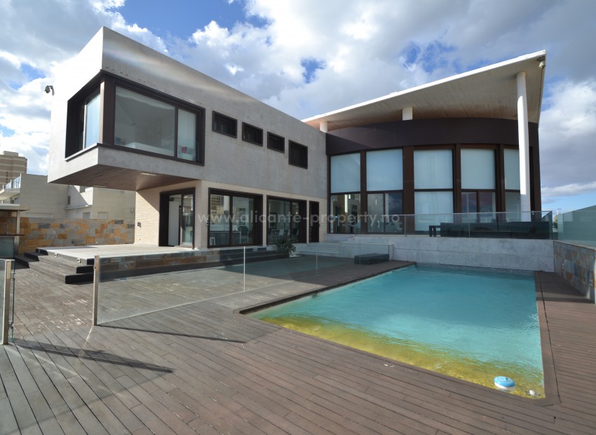 Luksus villa på La Manga (Costa Calida) stranden ved Torrevieja, Alicante-provinsen. Gigantisk villa på 535 m2 tomt på 900 m2. 3 etasjer, pool, hage.    