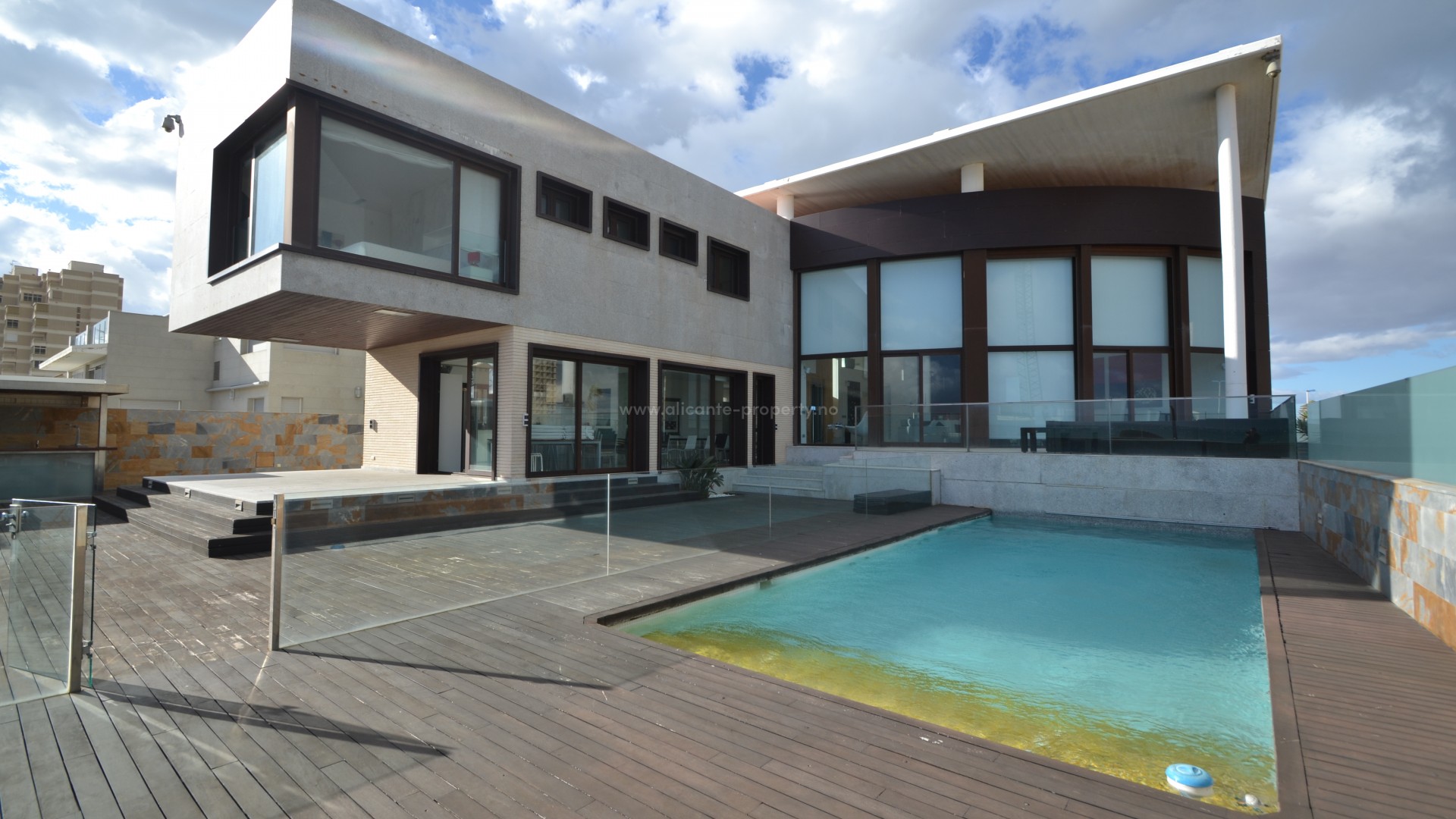 Luksus villa på La Manga (Costa Calida) stranden ved Torrevieja, Alicante-provinsen. Gigantisk villa på 535 m2 tomt på 900 m2. 3 etasjer, pool, hage.    