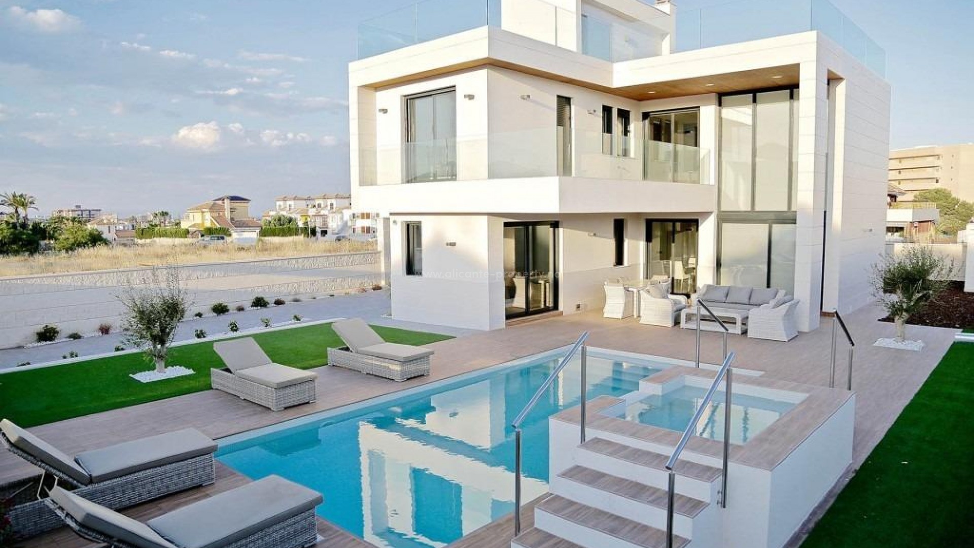 Luxurious villas/houses in the seaside resort of Campoamor on the Orihuela Costa, 700m from the beach, 3 bedrooms, 3 bathrooms. Close to 4 championship golf courses and resorts.