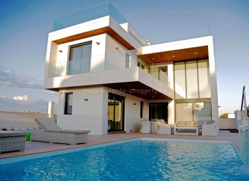 Luxurious villas/houses in the seaside resort of Campoamor on the Orihuela Costa, 700m from the beach, 3 bedrooms, 3 bathrooms. Close to 4 championship golf courses and resorts.
