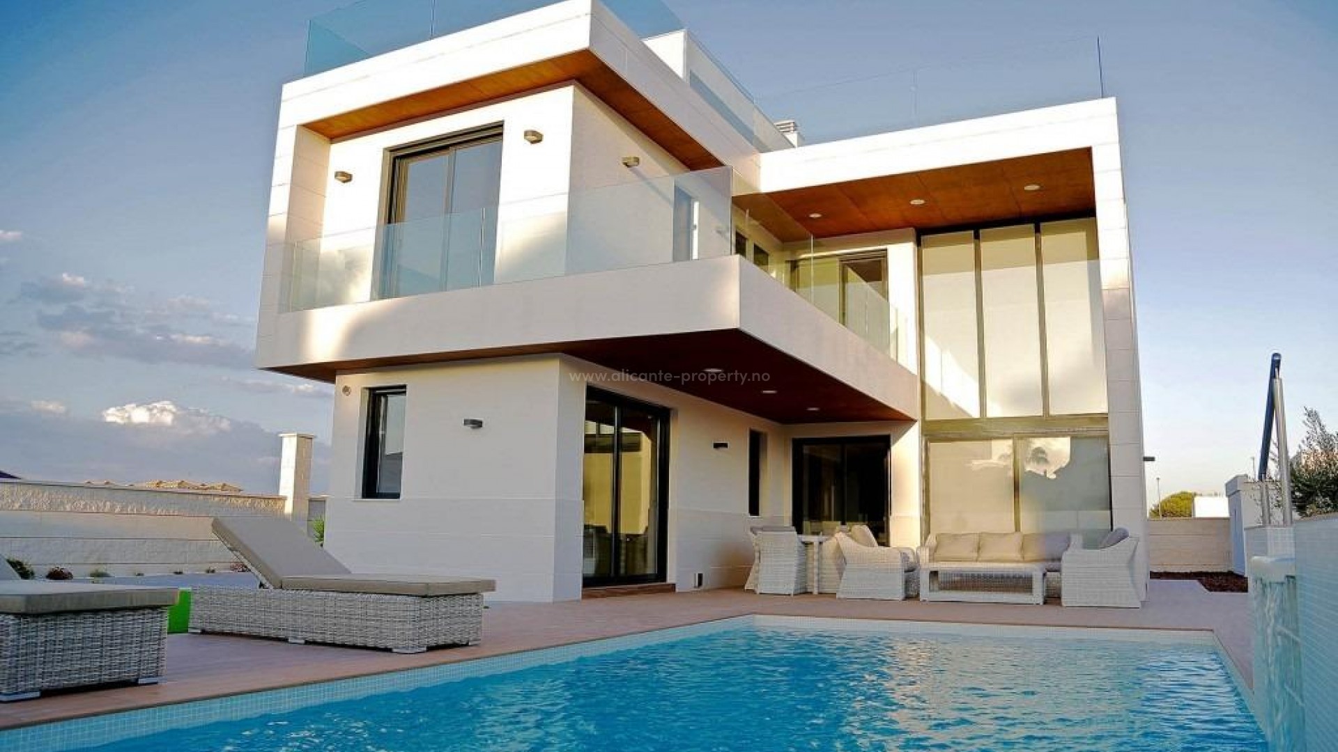 Luxurious villas/houses in the seaside resort of Campoamor on the Orihuela Costa, 700m from the beach, 3 bedrooms, 3 bathrooms. Close to 4 championship golf courses and resorts.