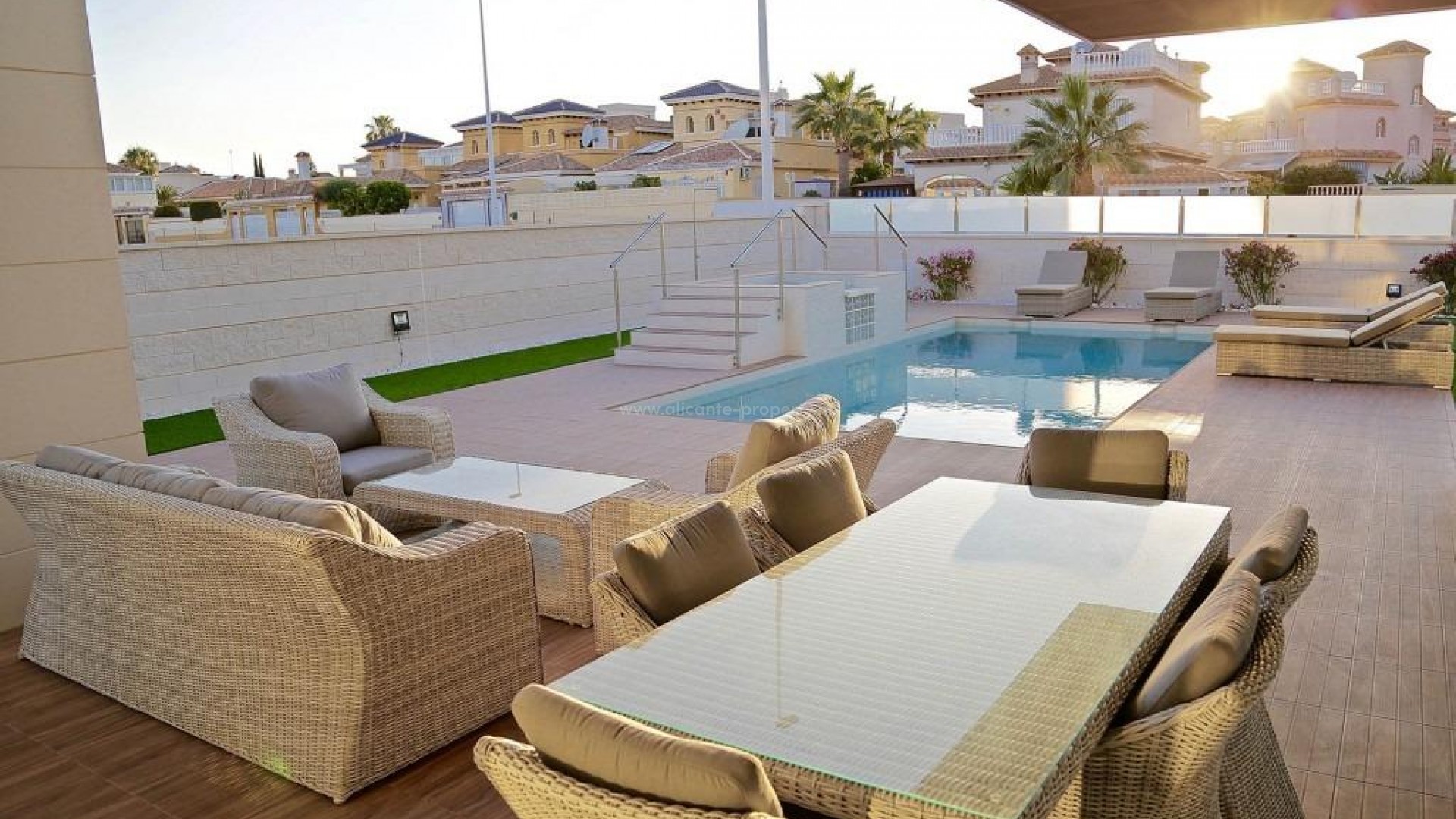 Luxurious villas/houses in the seaside resort of Campoamor on the Orihuela Costa, 700m from the beach, 3 bedrooms, 3 bathrooms. Close to 4 championship golf courses and resorts.