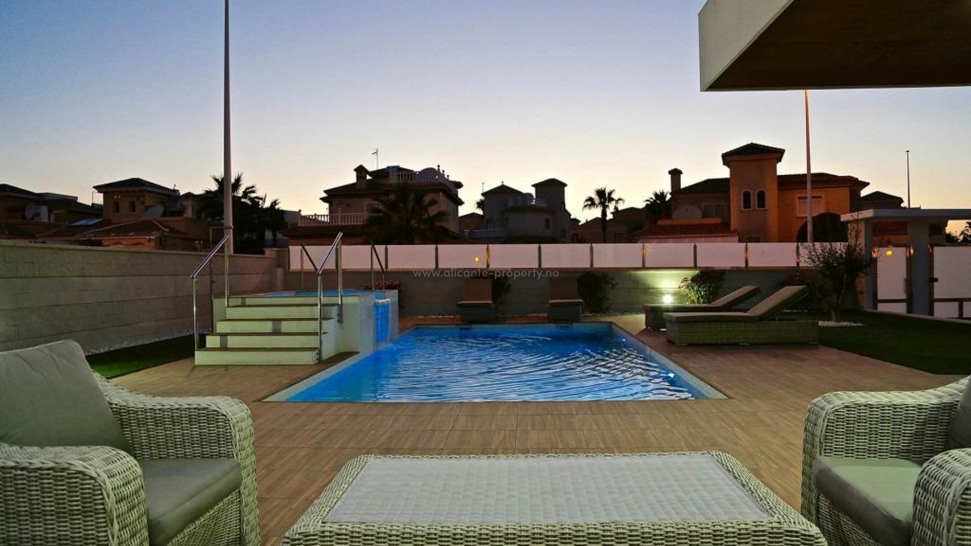 Luxurious villas/houses in the seaside resort of Campoamor on the Orihuela Costa, 700m from the beach, 3 bedrooms, 3 bathrooms. Close to 4 championship golf courses and resorts.