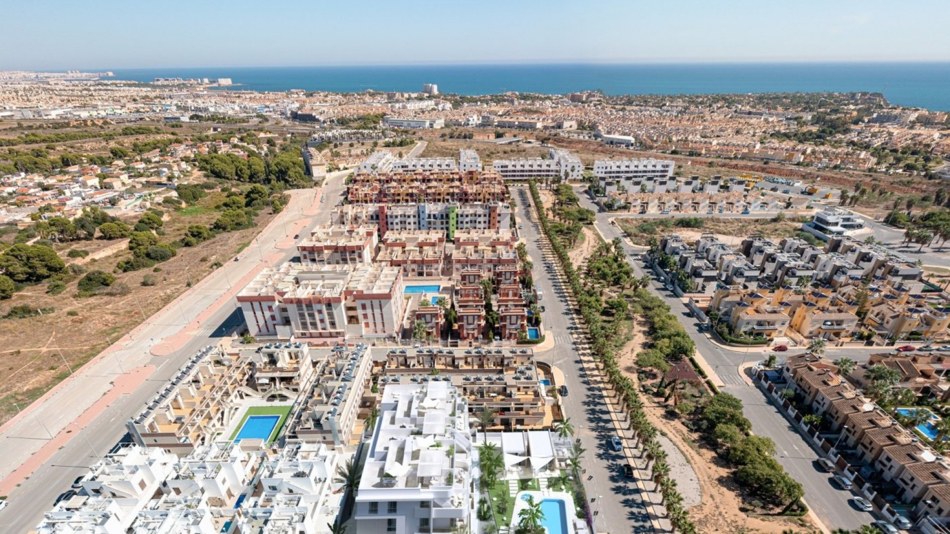 Luxury homes in Lomas de Cabo Roig, apartments and penthouses, 2/3 bedrooms and 2 bathrooms, common areas, garden and play area around, large swimming pool