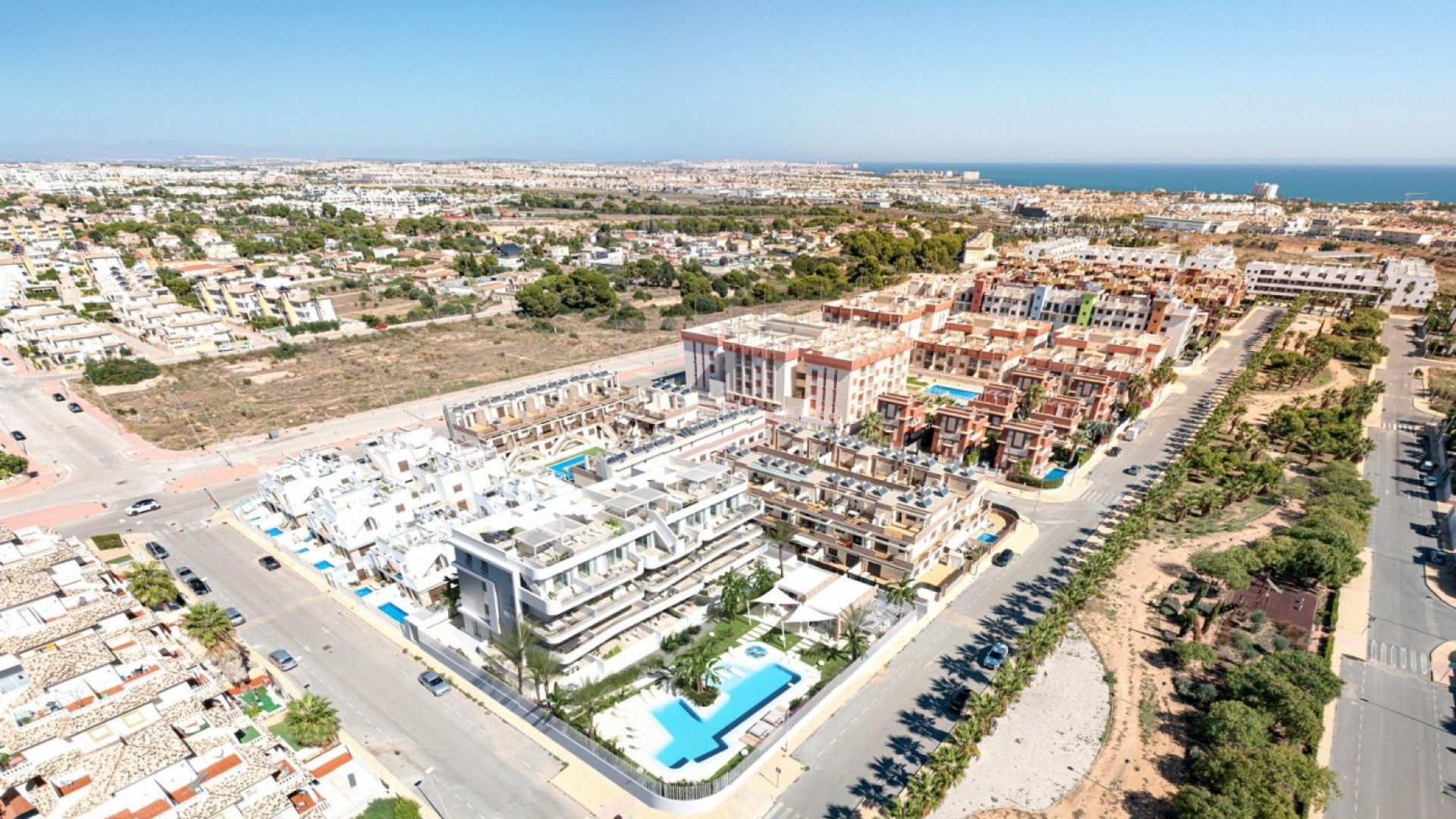 Luxury homes in Lomas de Cabo Roig, apartments and penthouses, 2/3 bedrooms and 2 bathrooms, common areas, garden and play area around, large swimming pool