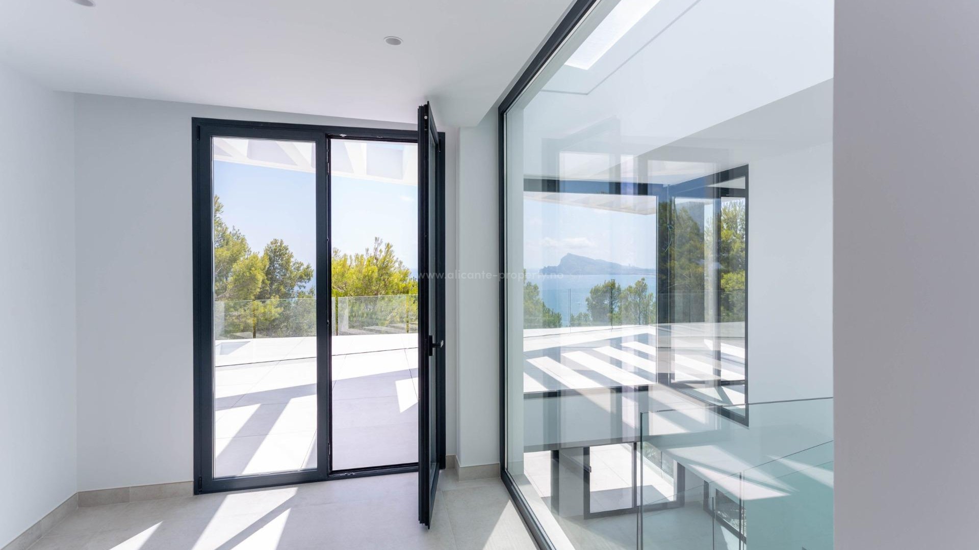 Luxury villa in Altea Hills, 4 bedrooms, 4 bathrooms, infinity pool, room for gym, sauna or billiards, the best view of the Mediterranean and Altea