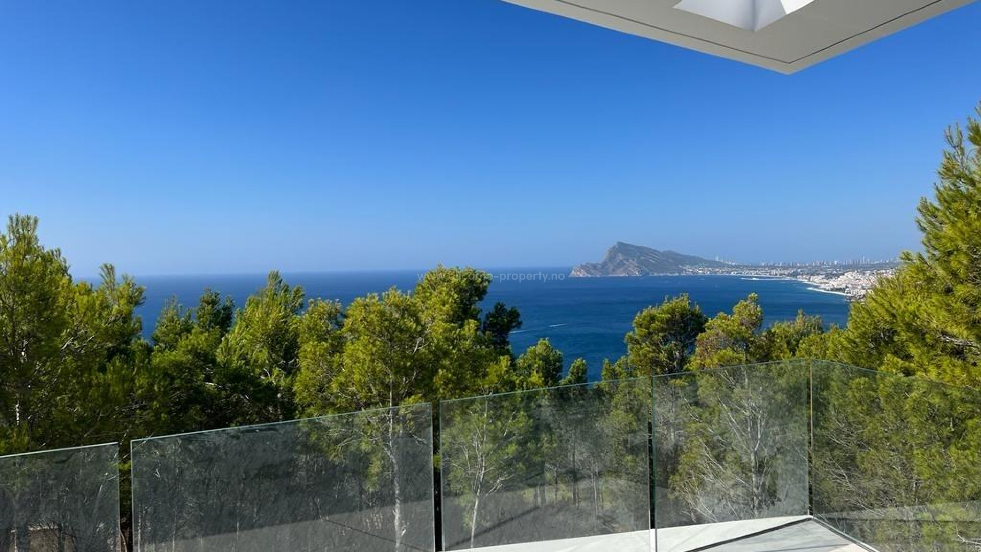 Luxury villa in Altea Hills, 4 bedrooms, 4 bathrooms, infinity pool, room for gym, sauna or billiards, the best view of the Mediterranean and Altea