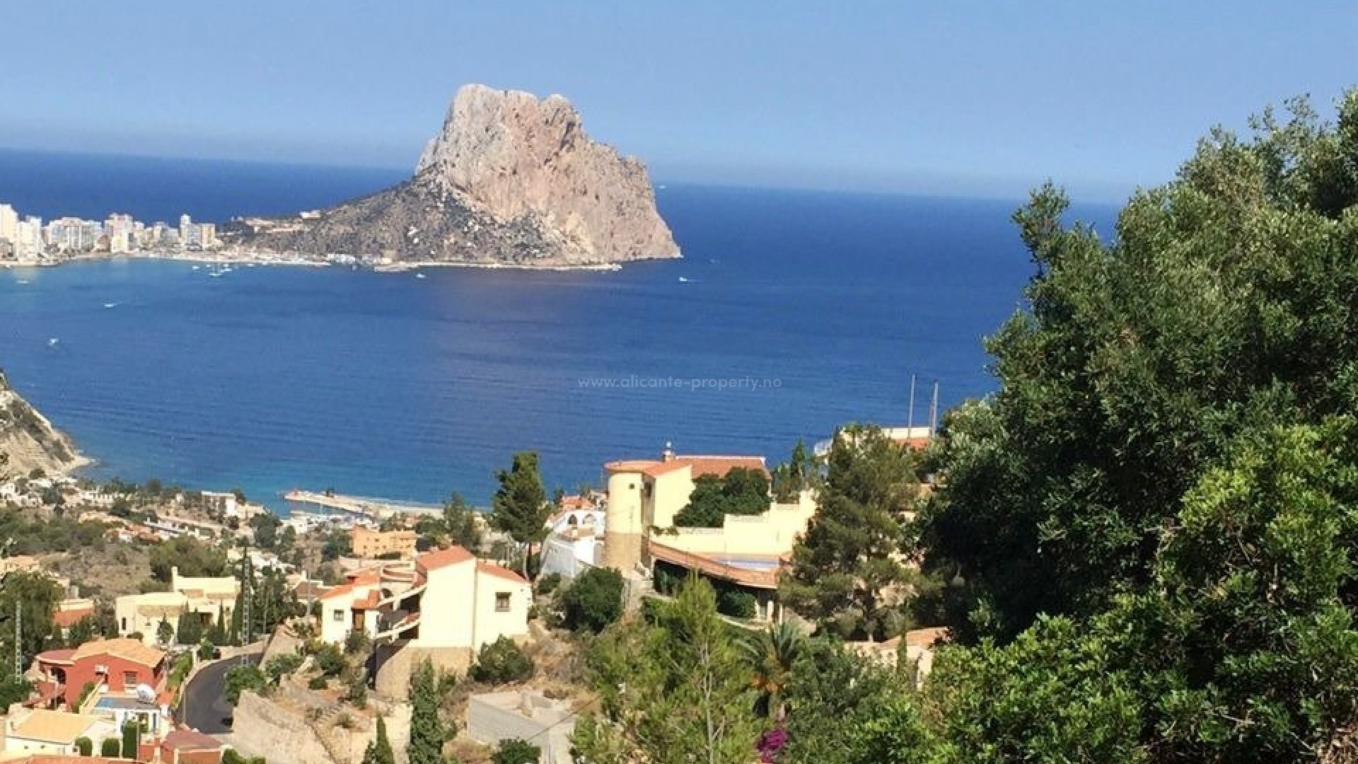 Luxury villa in Calpe with fantastic panoramic views, 4 bedrooms, 5 bathrooms, private garden with, air conditioning, lift, garage, parking, barbecue, veranda, jacuzzi