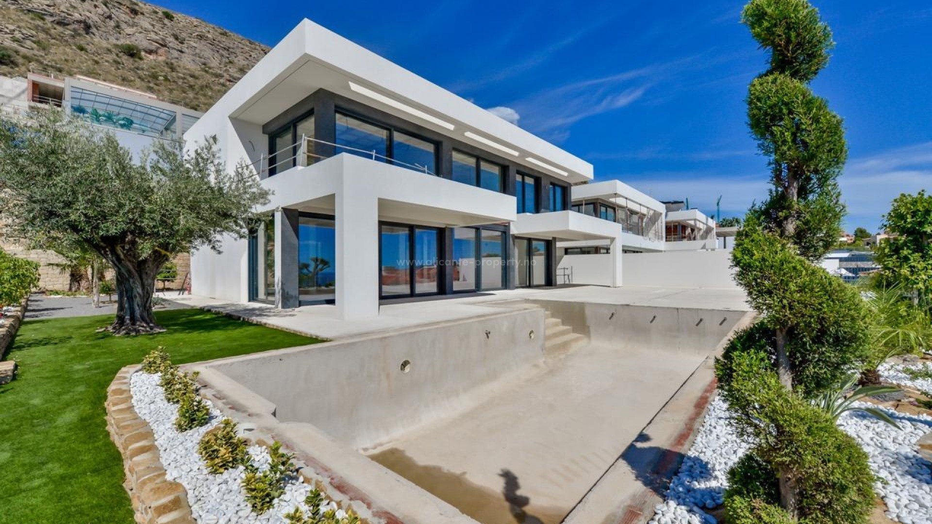 Luxury villa in Sierra Cortina, Finestrat with 8 bedrooms, 5 bathrooms, 998 m2, fantastic swimming pool of 54 m2, panoramic sea views, 2 covered terraces