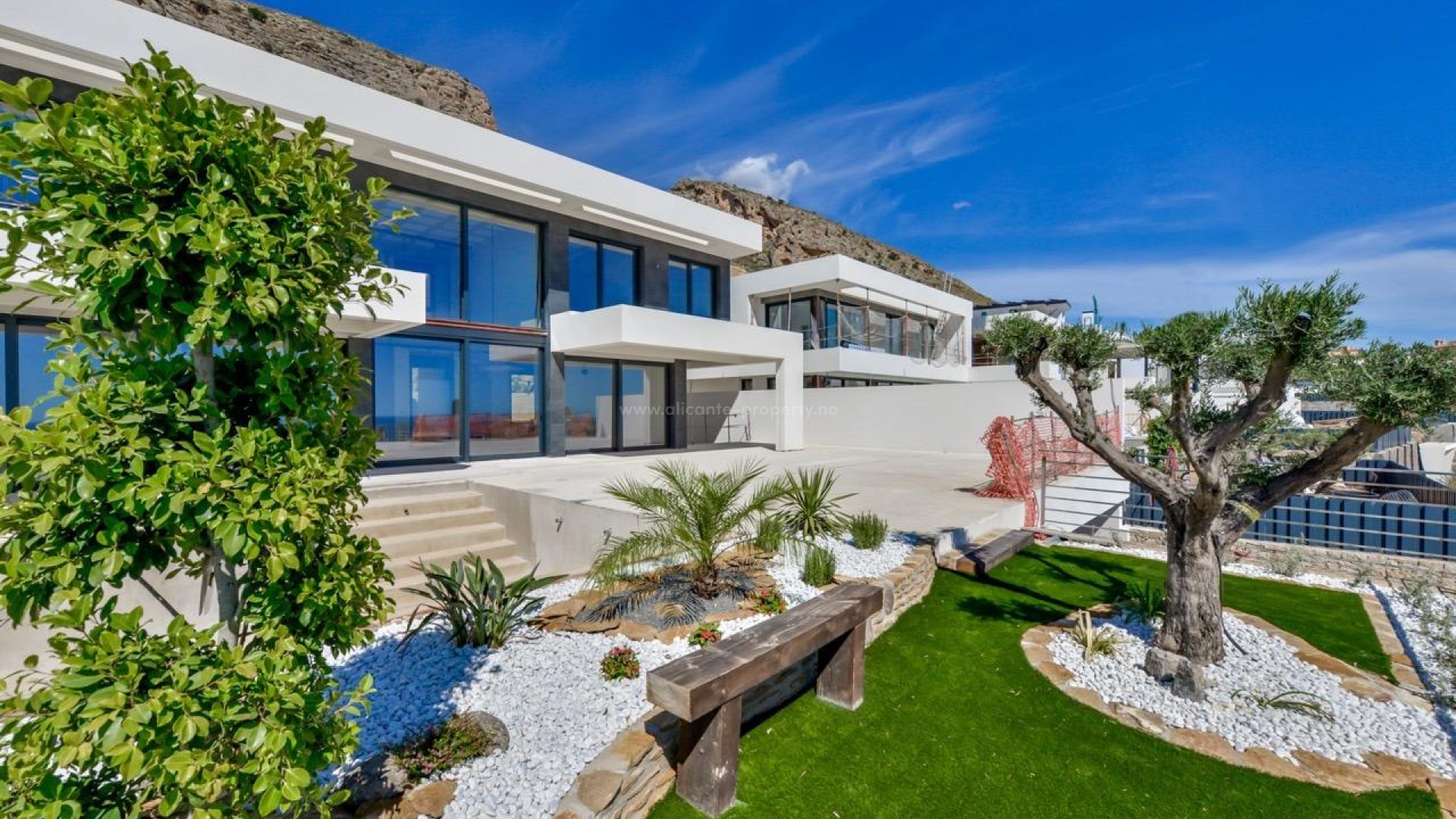 Luxury villa in Sierra Cortina, Finestrat with 8 bedrooms, 5 bathrooms, 998 m2, fantastic swimming pool of 54 m2, panoramic sea views, 2 covered terraces