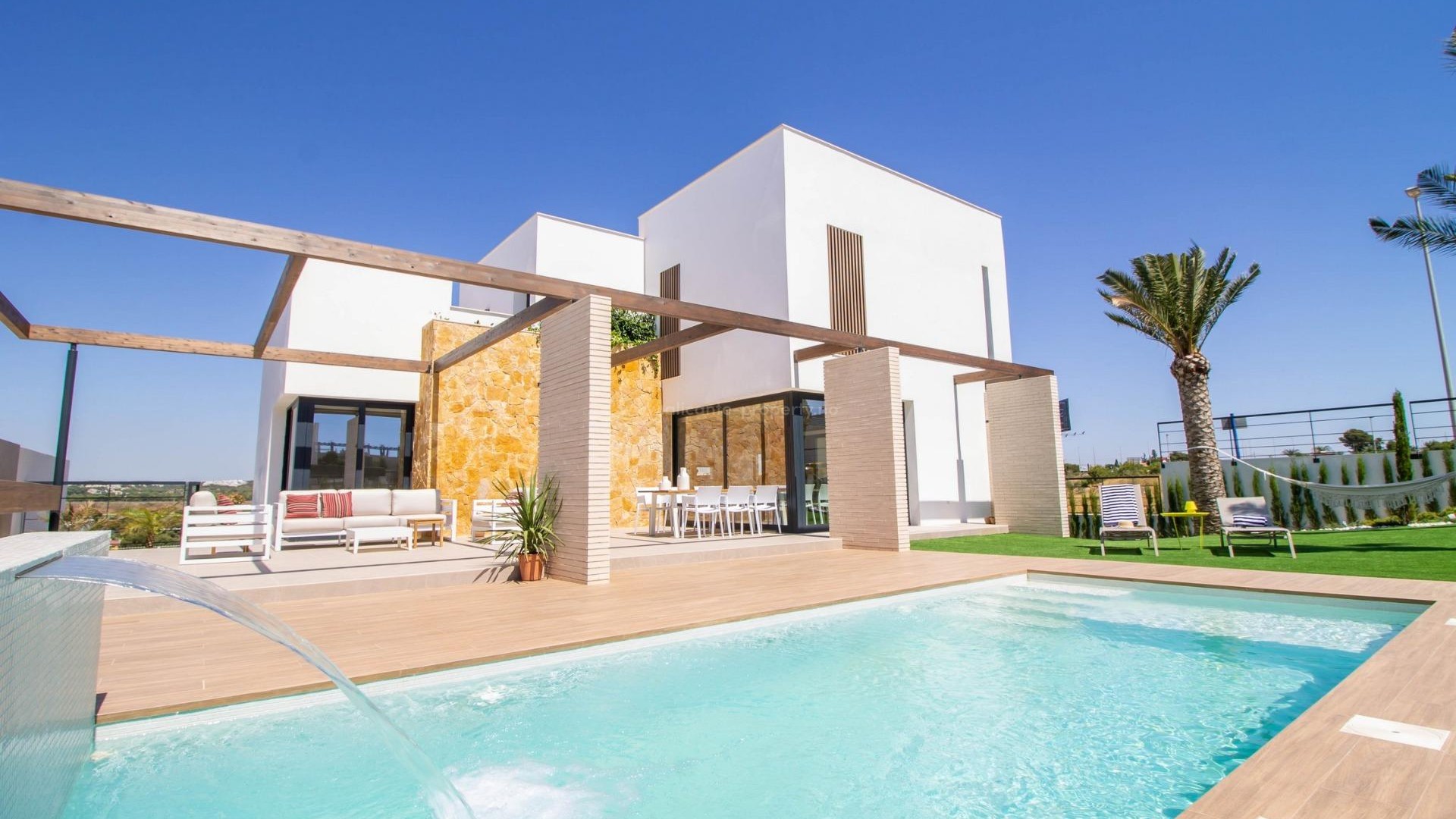 Luxury villa on the beach (2 min) in Campoamor on the Orihuela Costa, 4 bedrooms and 4 bathrooms, large plot to enjoy the garden and private pool. All services close